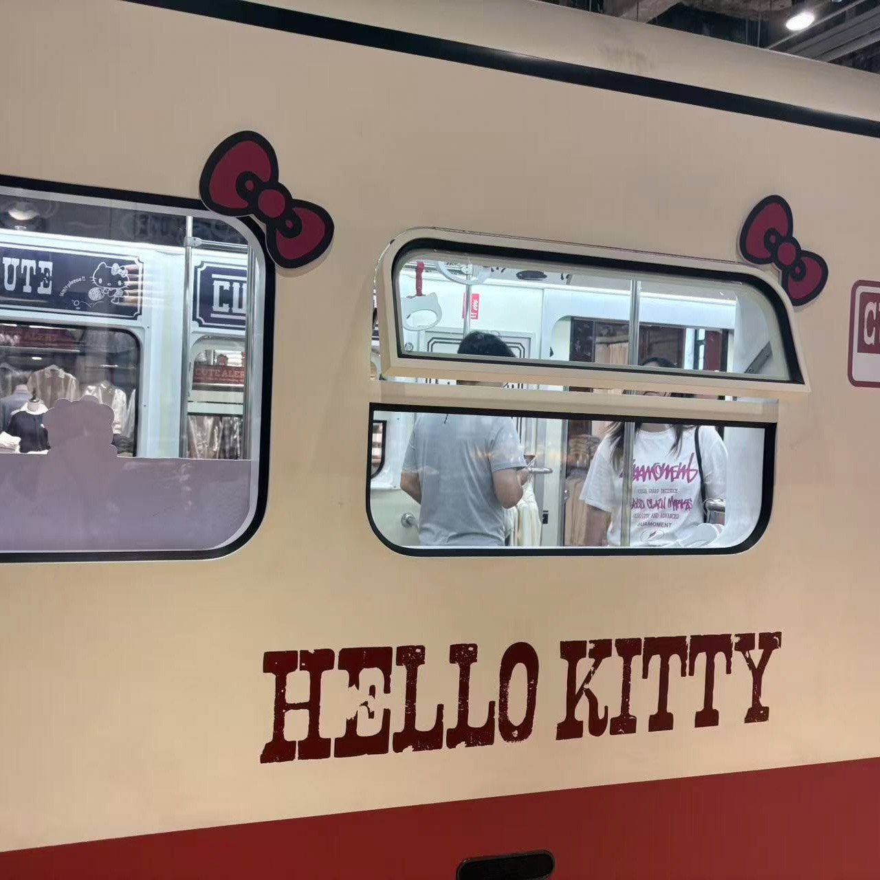 キティ列車内観