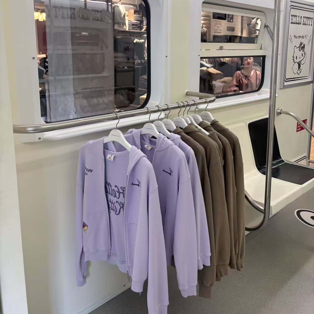 キティ列車内観