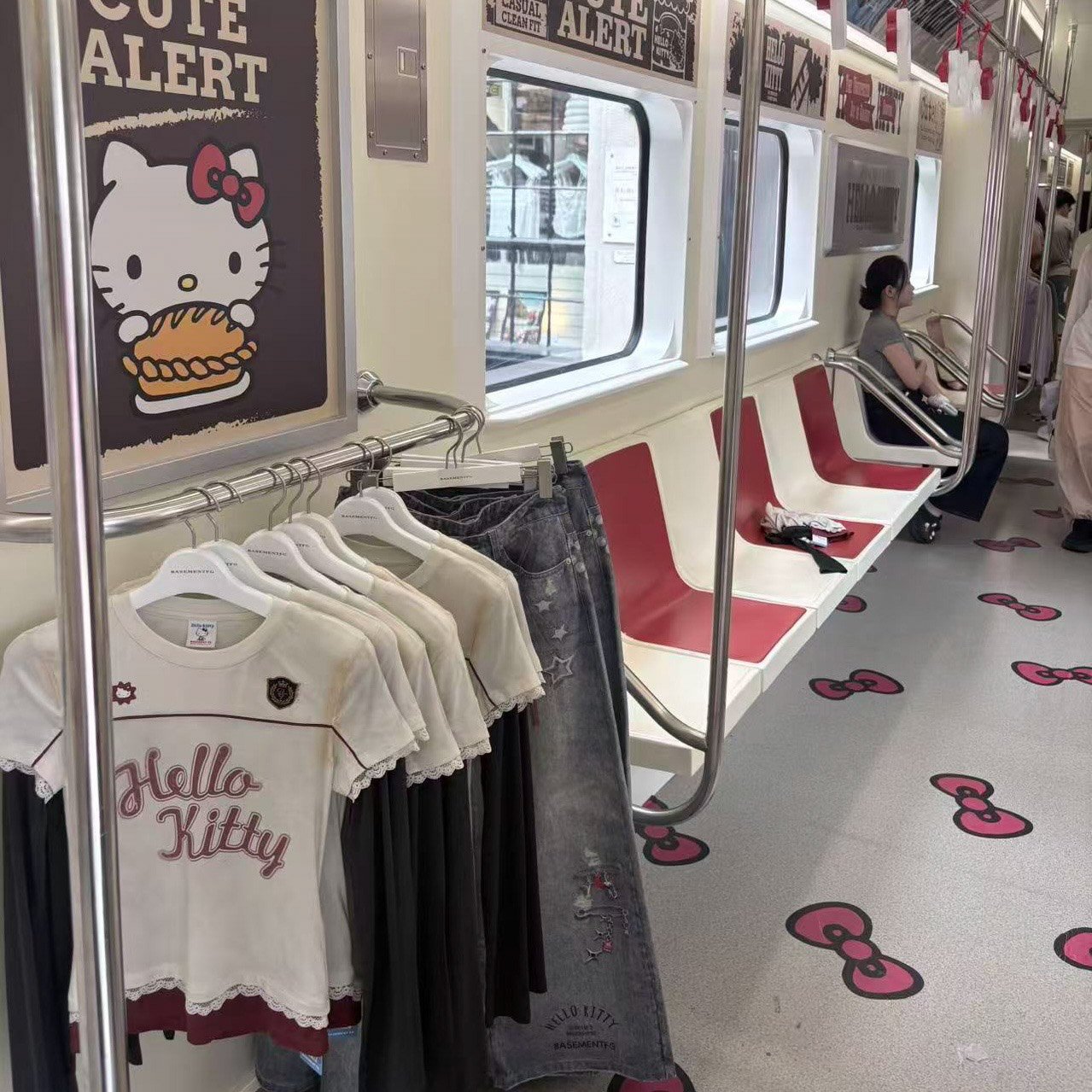 キティ列車内観