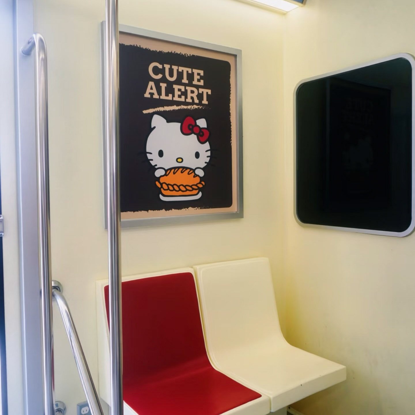 キティ列車内観