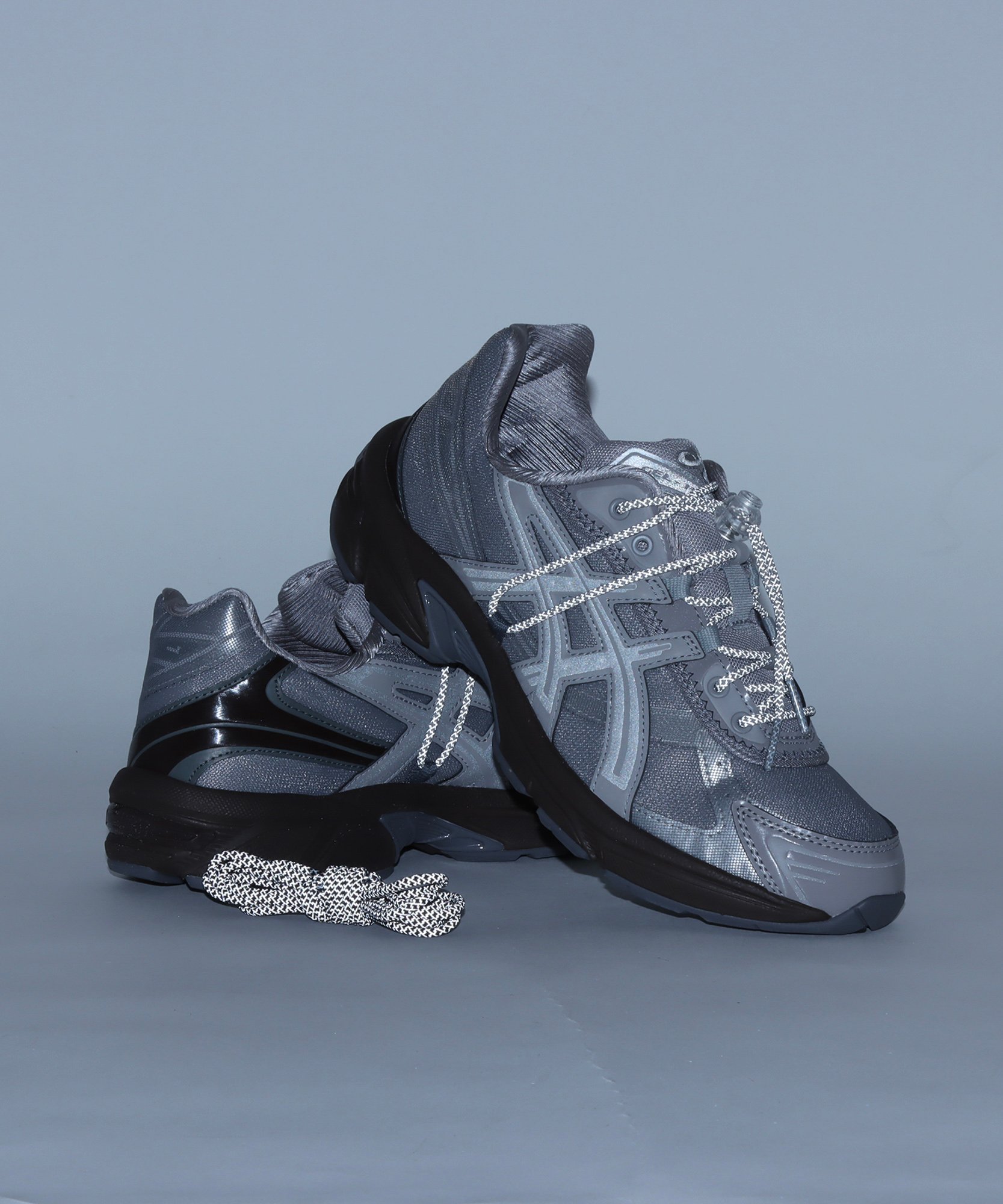 グレーのスニーカー