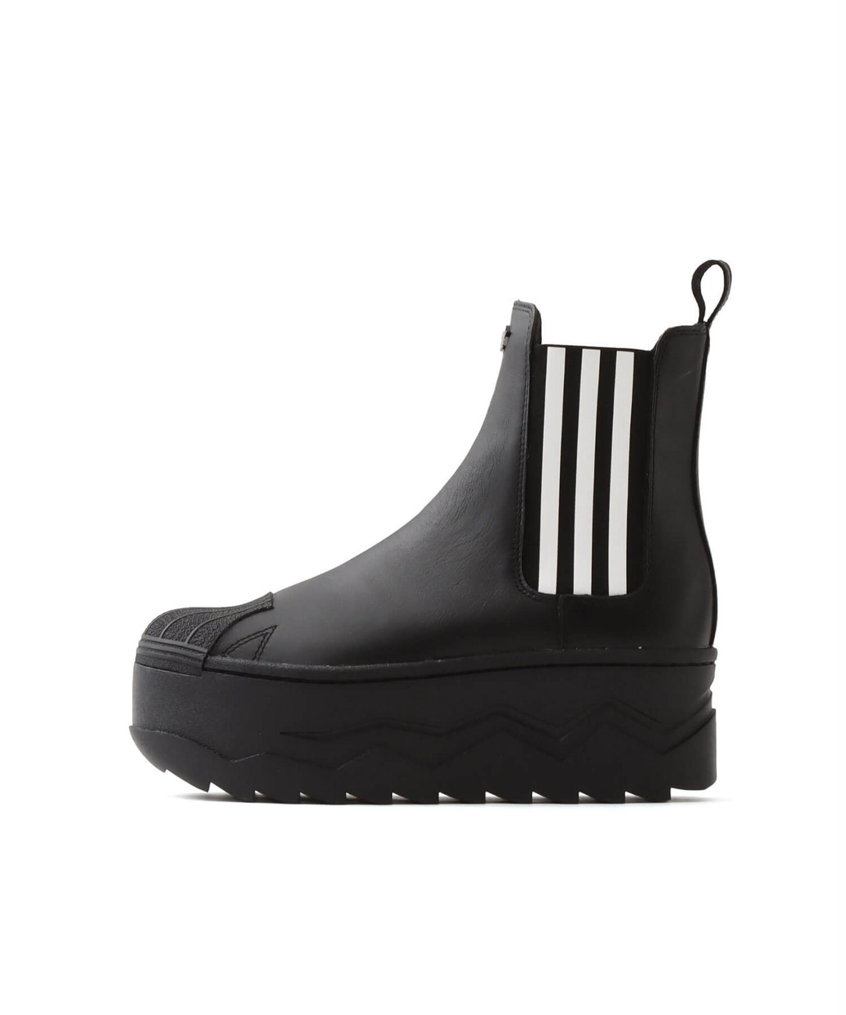 白の3本ラインを施した黒いブーツ