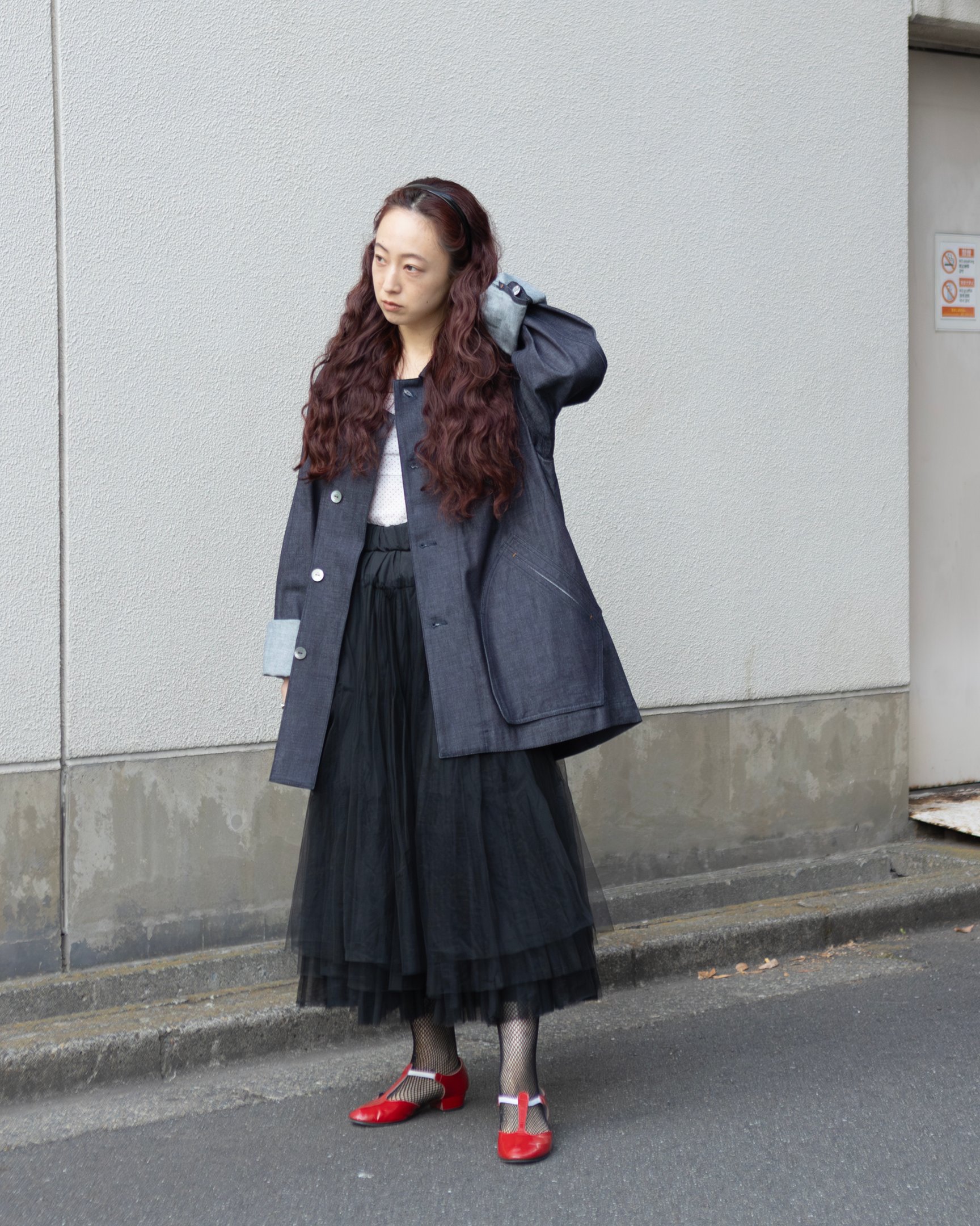 イレニサのジャケットを着たモデル