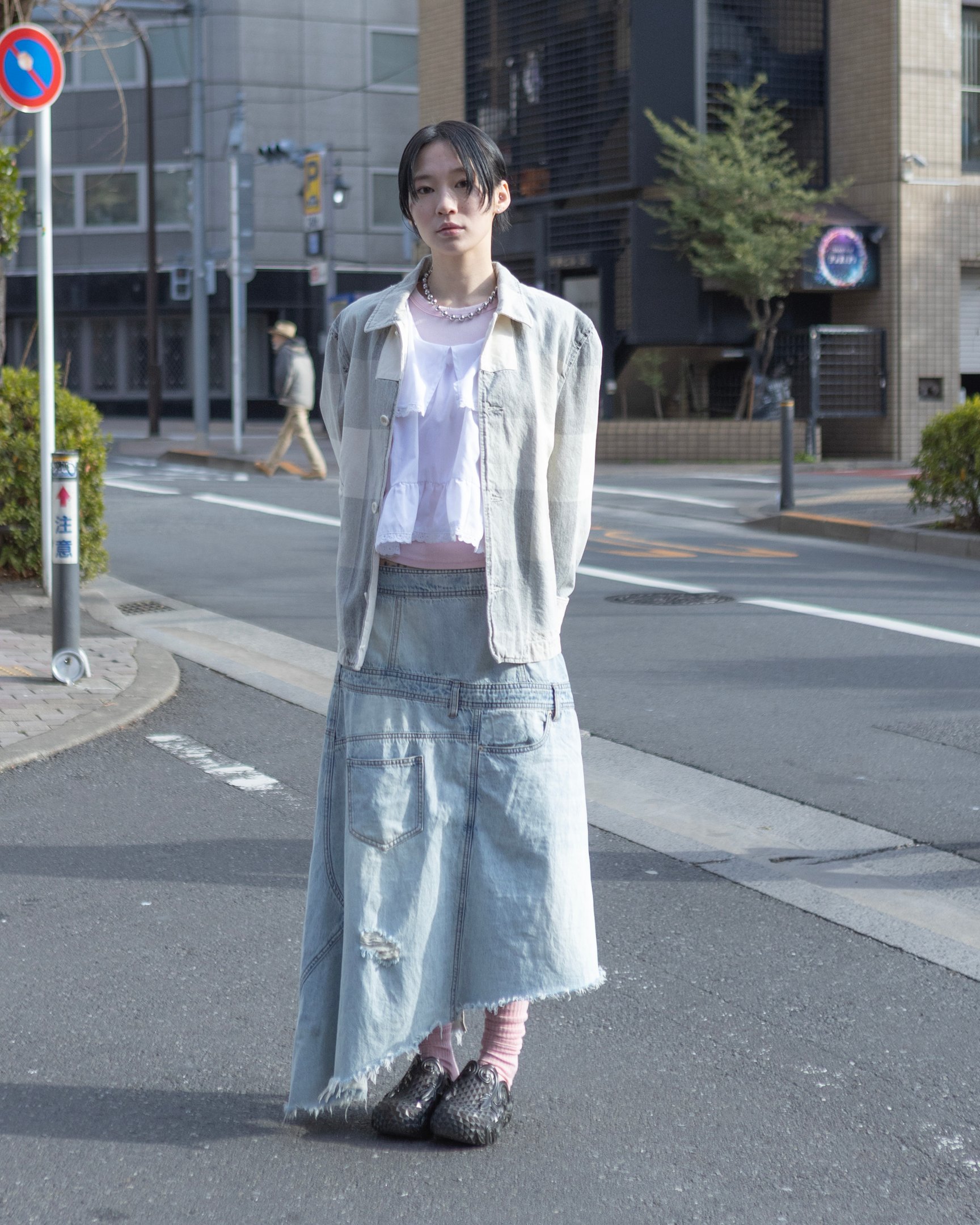 ユースオブザウォーターのジャケットを着たモデル