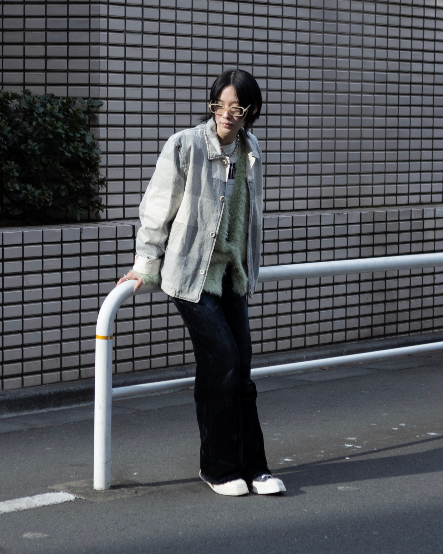 ユースオブザウォーターのジャケットを着たモデル