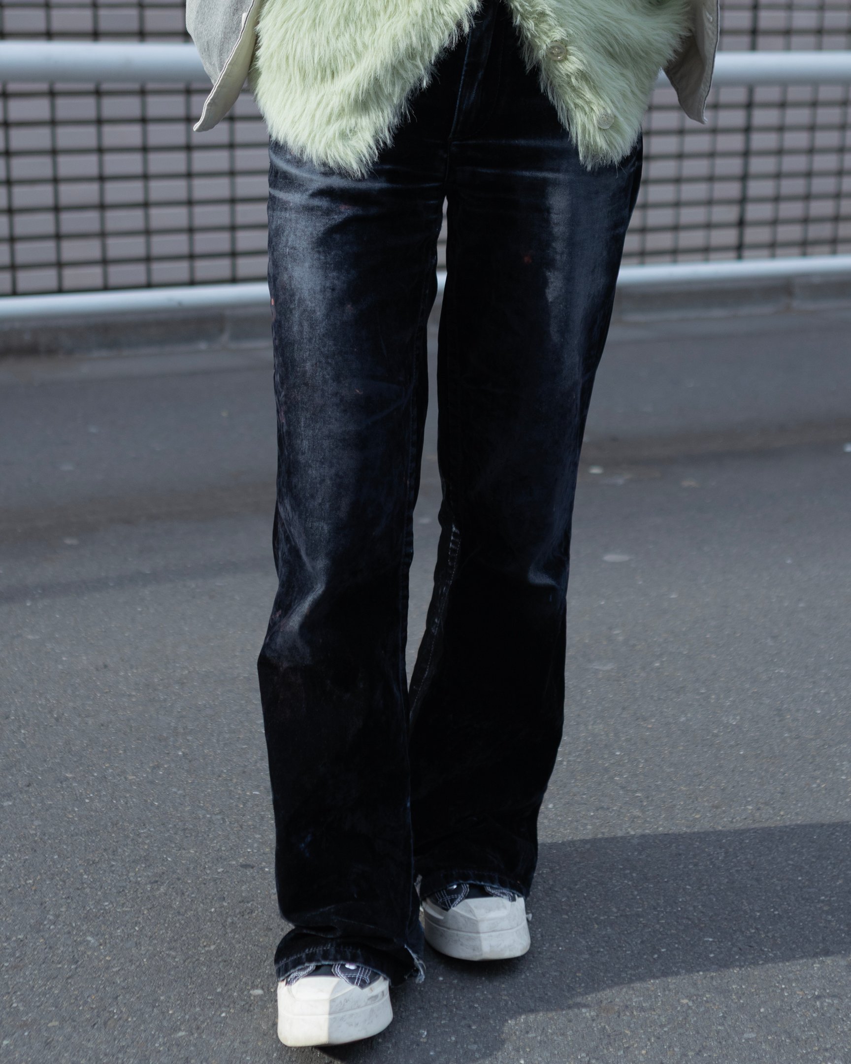 ユースオブザウォーターのジャケットを着たモデル