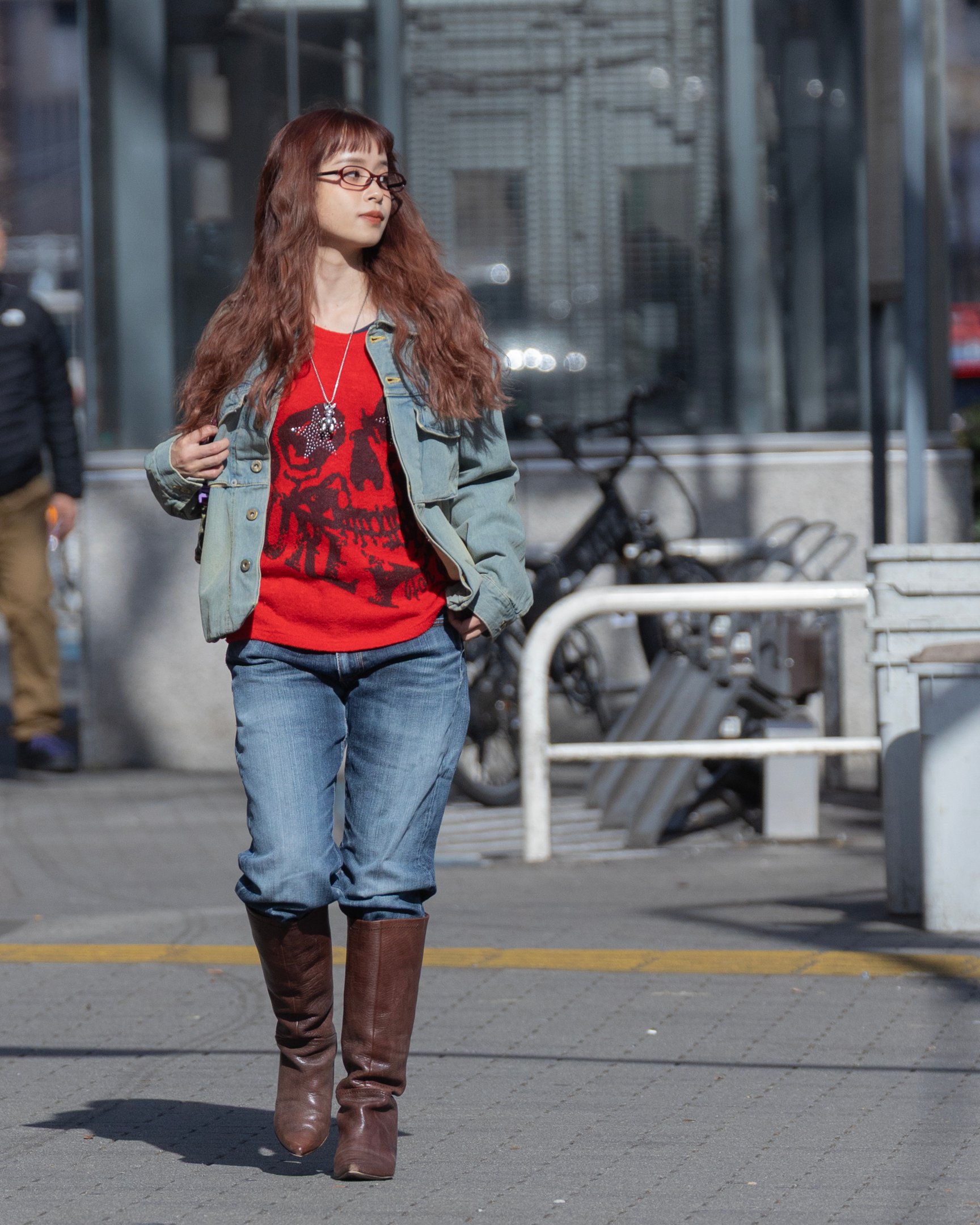 NTNのジャケットを着たモデル