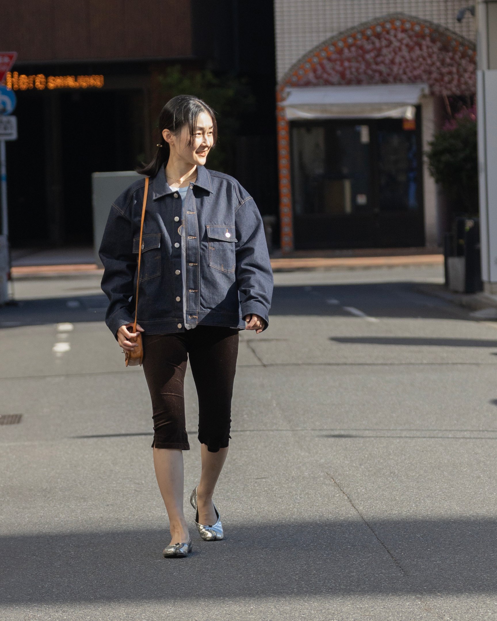 N.ハリウッドのデニムジャケットを着たモデル