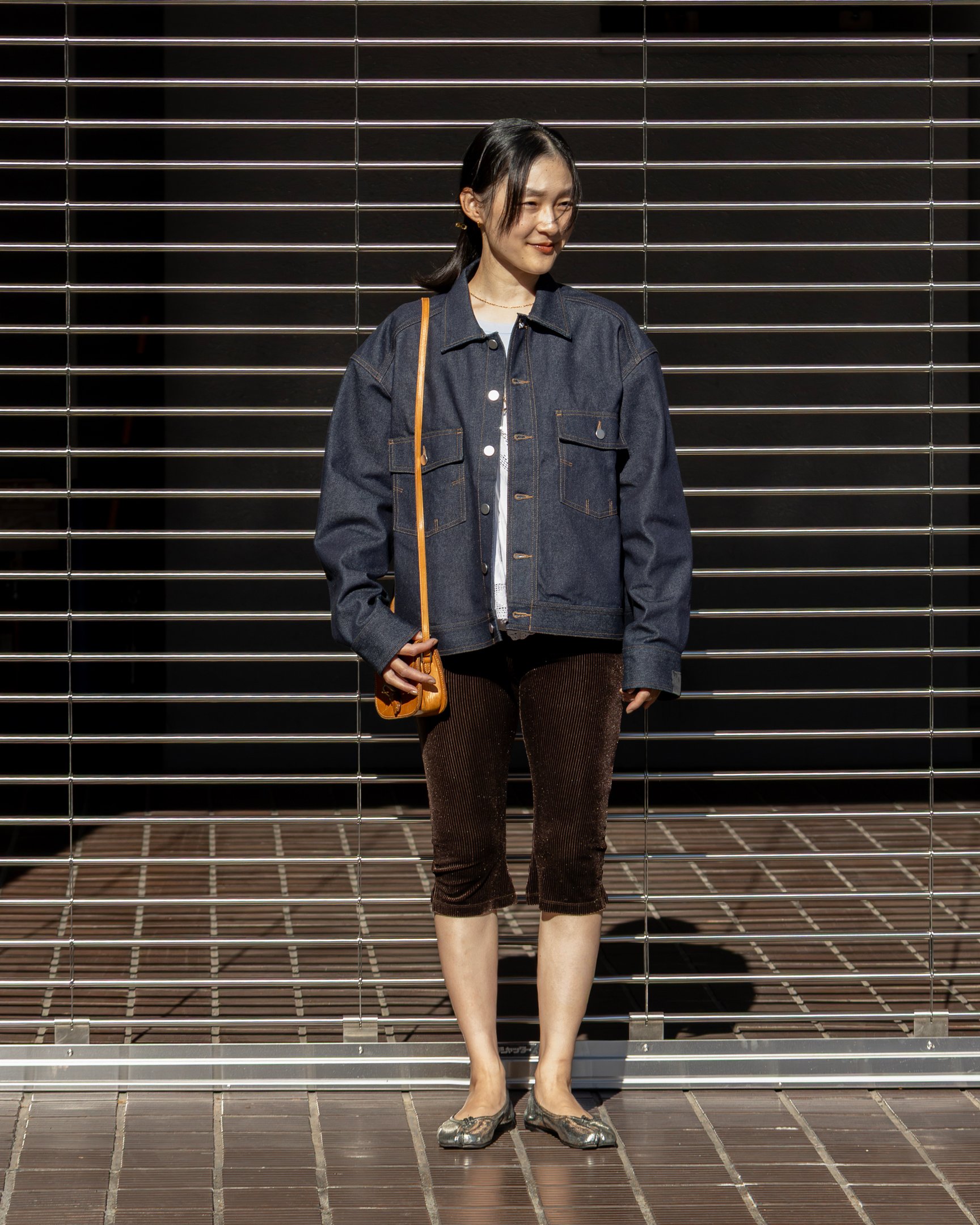 N.ハリウッドのデニムジャケットを着たモデル