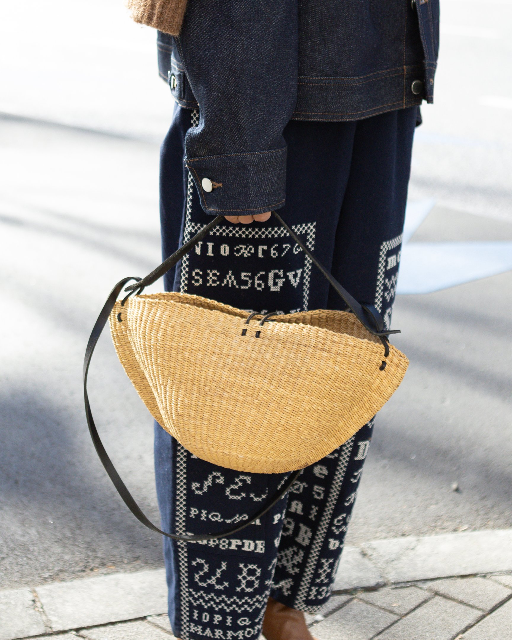 N.ハリウッドのデニムジャケットを着たモデル