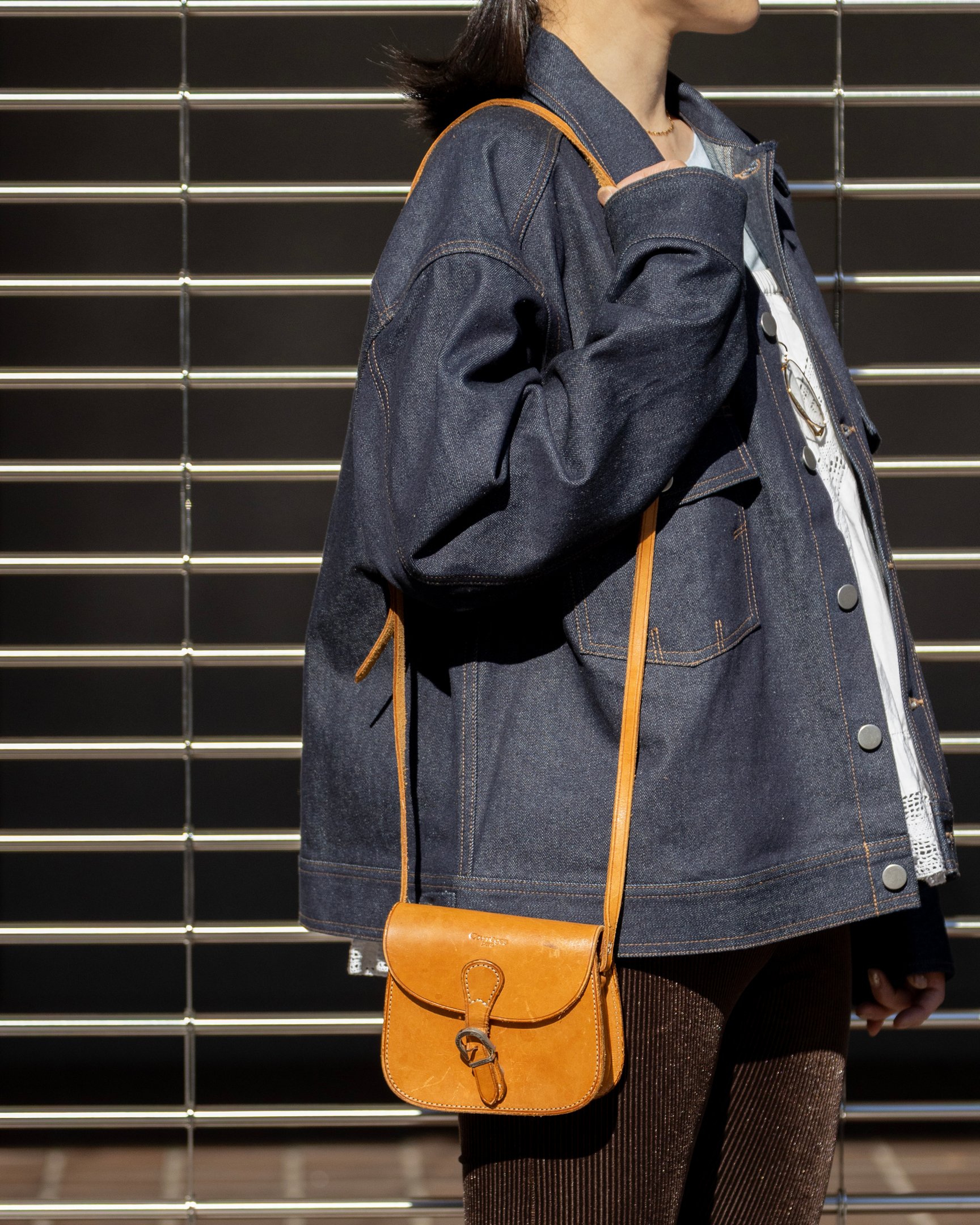 N.ハリウッドのデニムジャケットを着たモデル