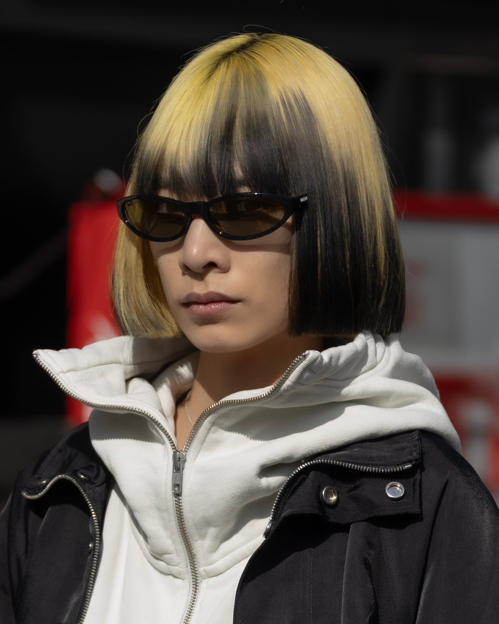 カナコサカイのジャケットを着たモデル