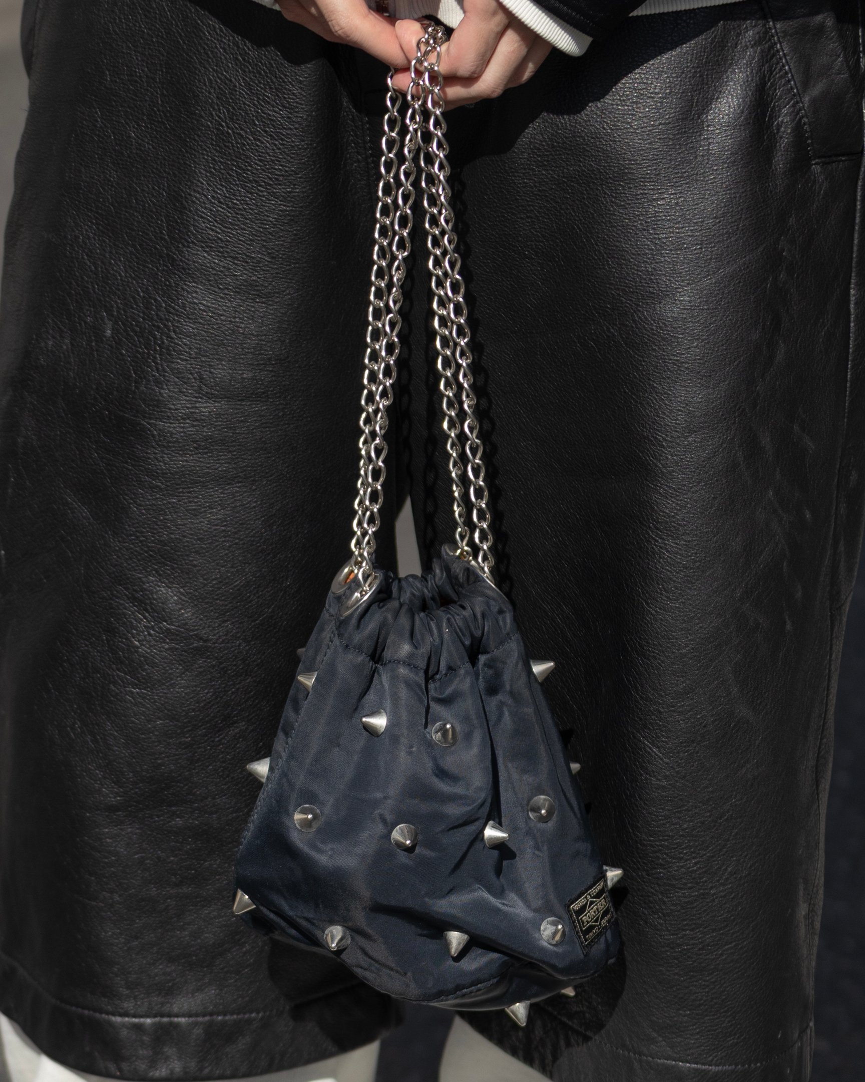 カナコサカイのジャケットを着たモデル