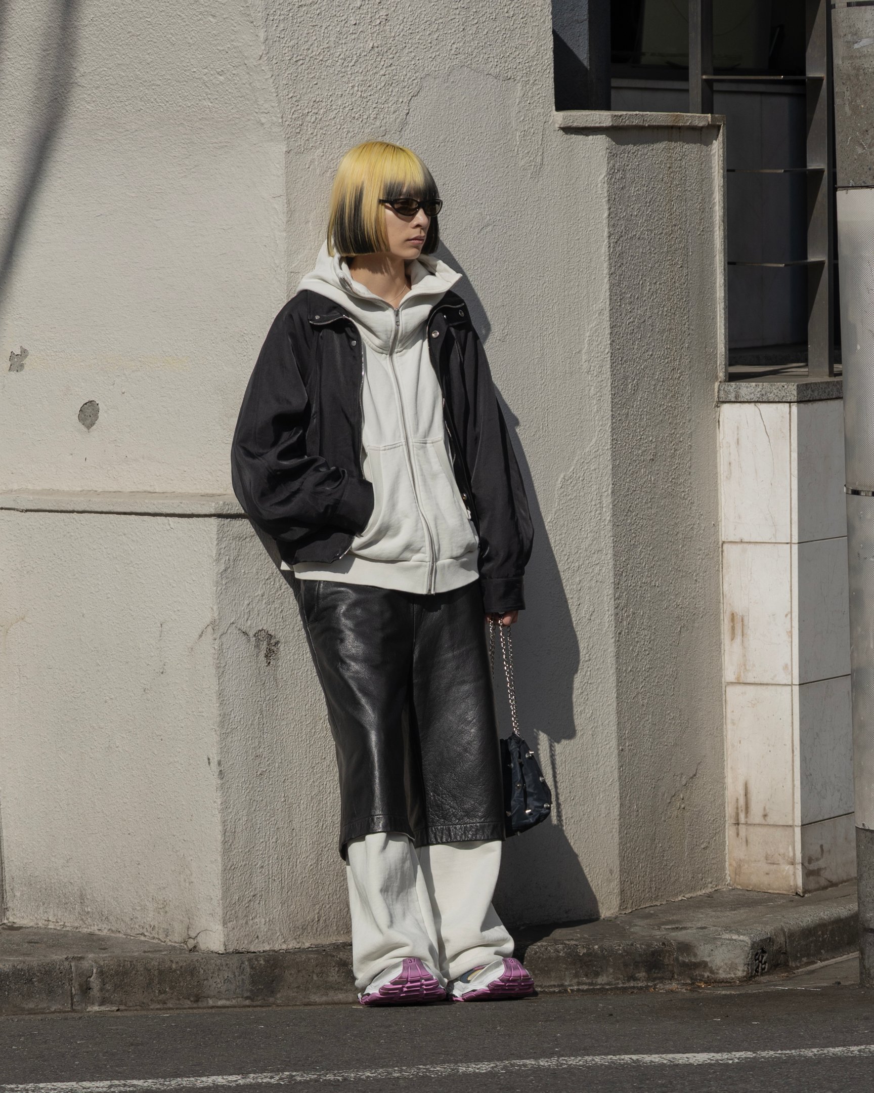 カナコサカイのジャケットを着たモデル