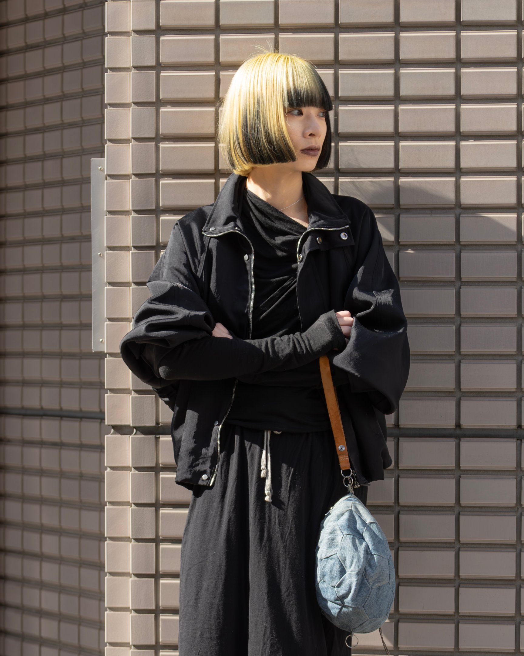 カナコサカイのジャケットを着たモデル