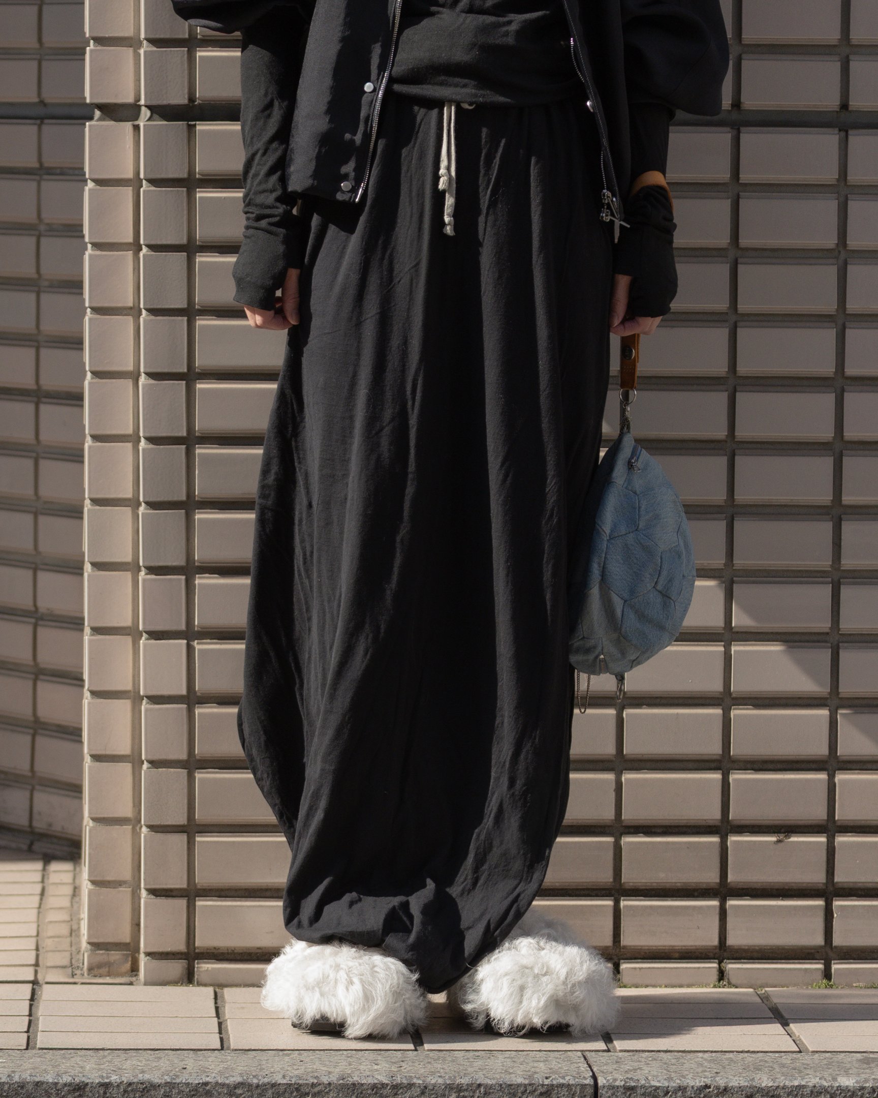 カナコサカイのジャケットを着たモデル