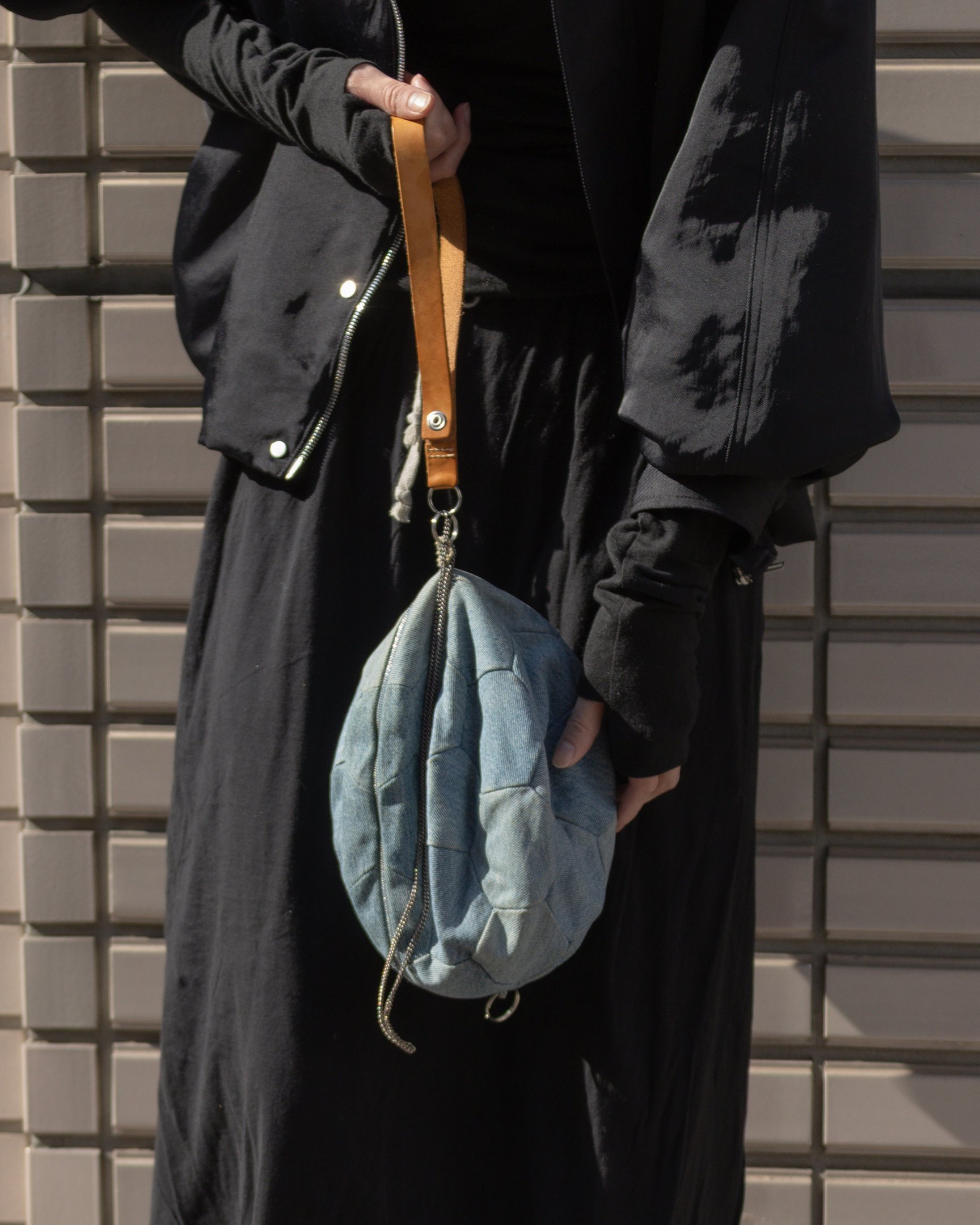 カナコサカイのジャケットを着たモデル