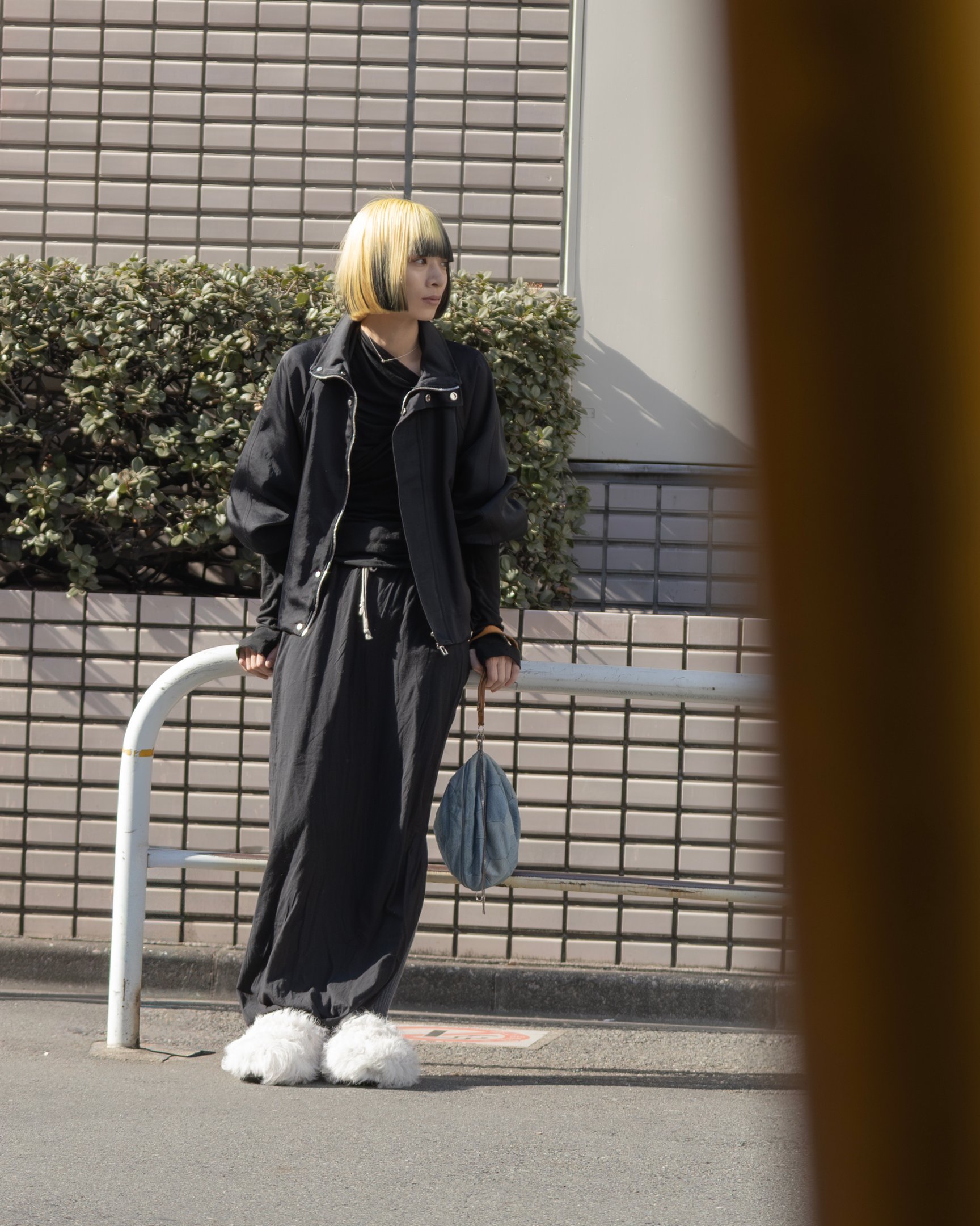 カナコサカイのジャケットを着たモデル