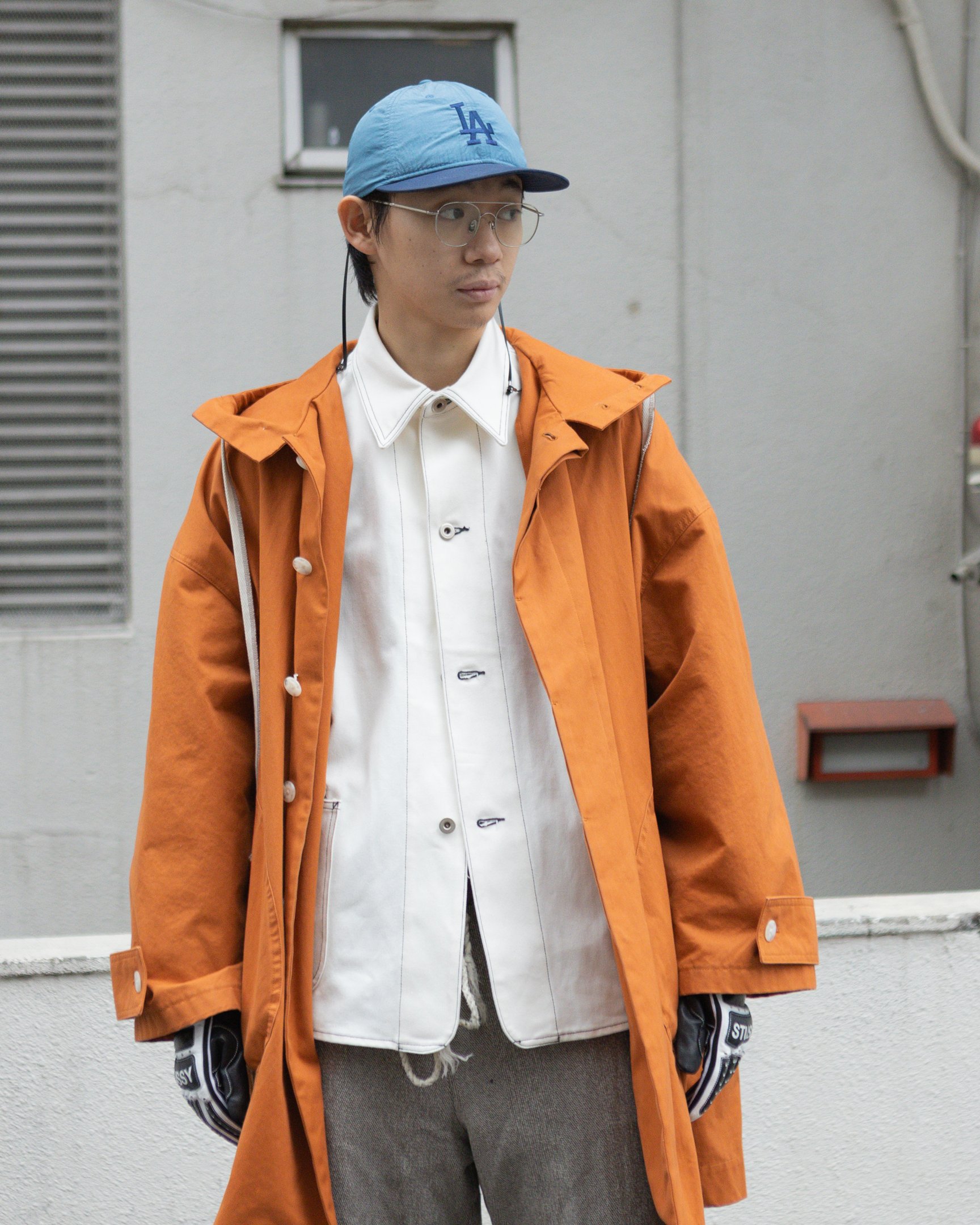 シーオールのカバーオールを着たモデル