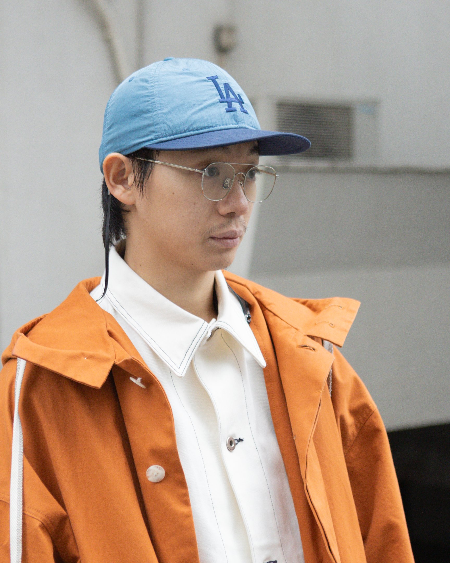 シーオールのカバーオールを着たモデル