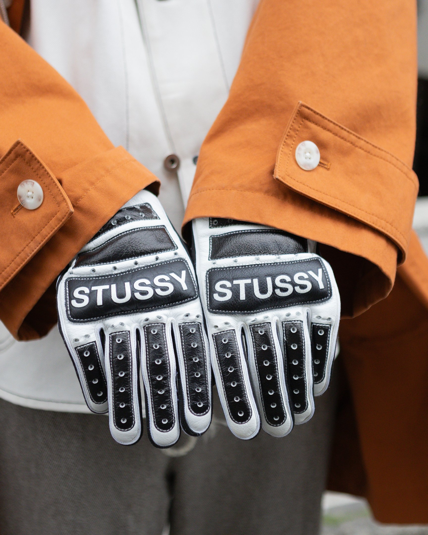 シーオールのカバーオールを着たモデル