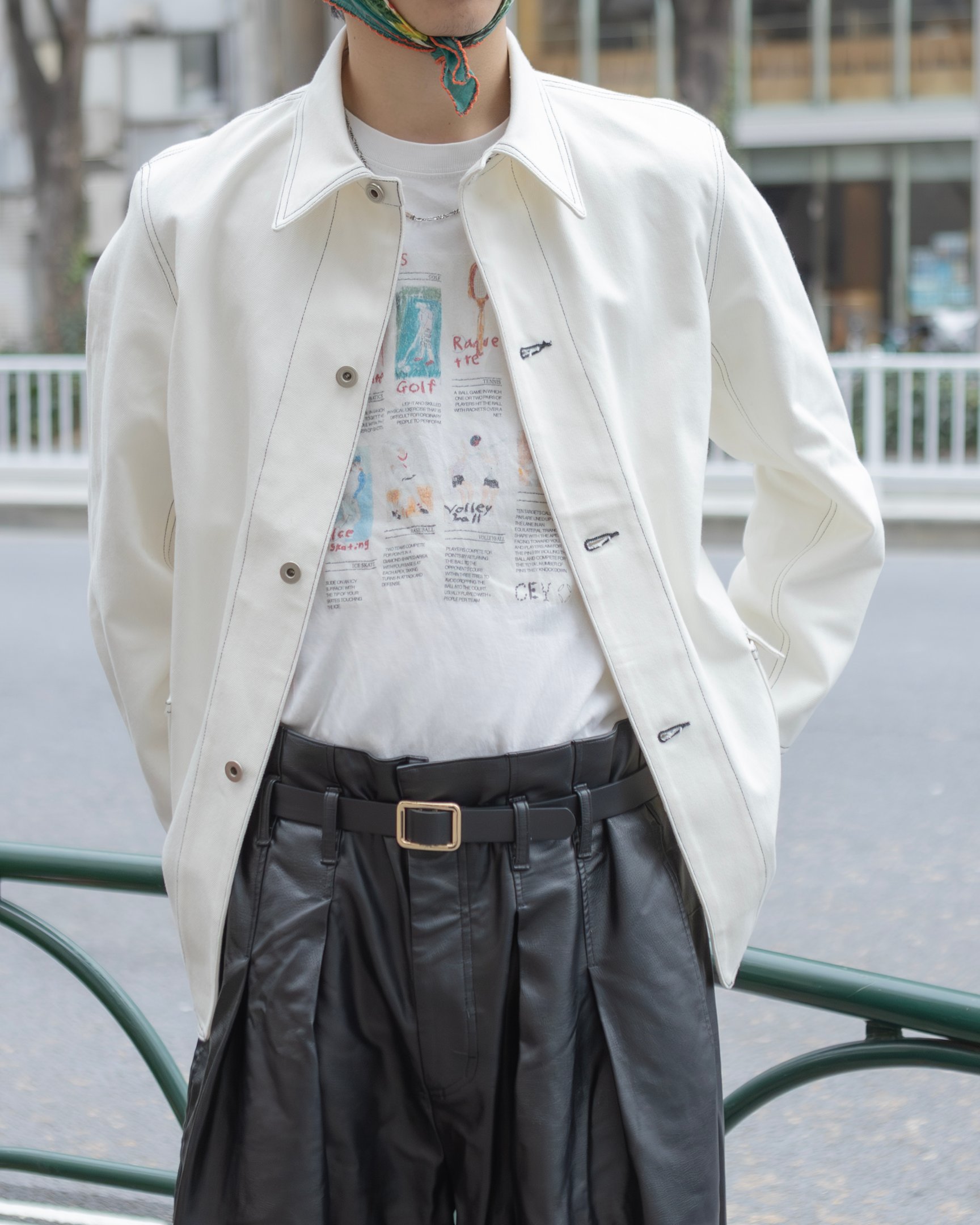 シーオールのカバーオールを着たモデル