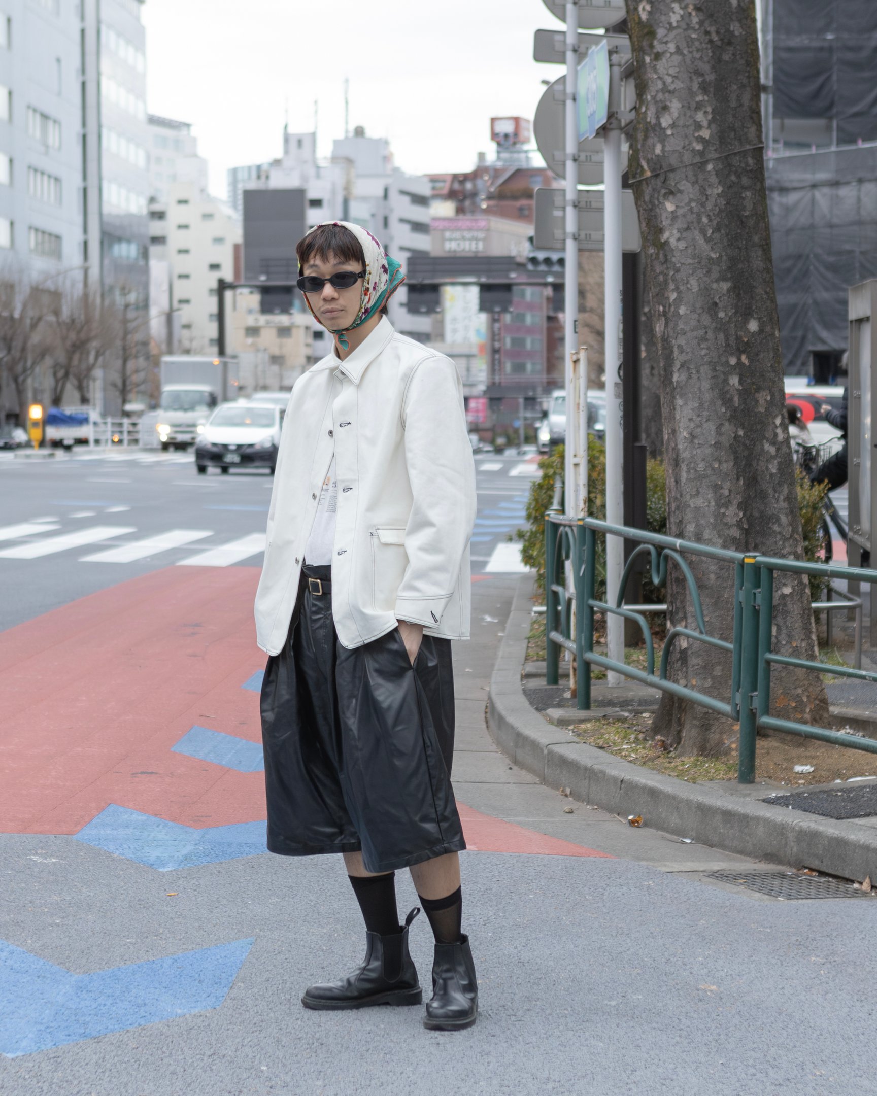 シーオールのカバーオールを着たモデル