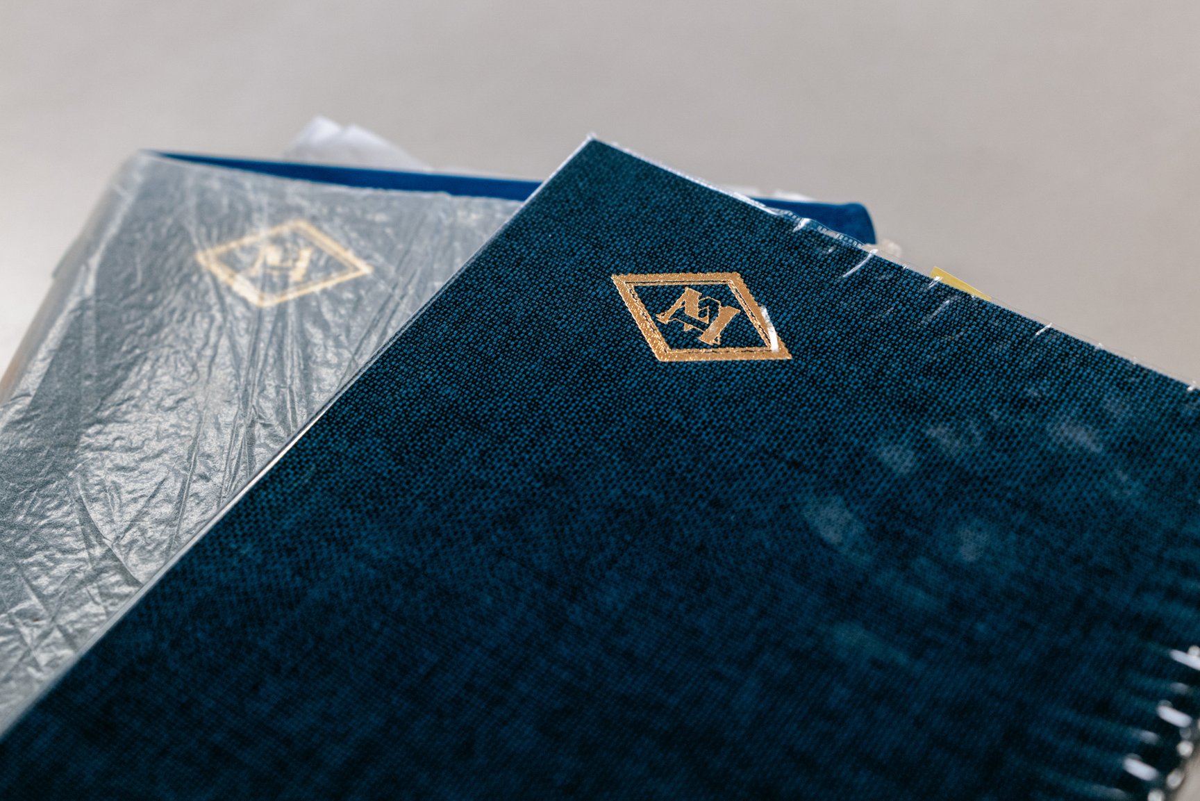 津島毛織工業共同組合の文献「毛織のメッカ尾州」と「片岡毛織創業九十年度」