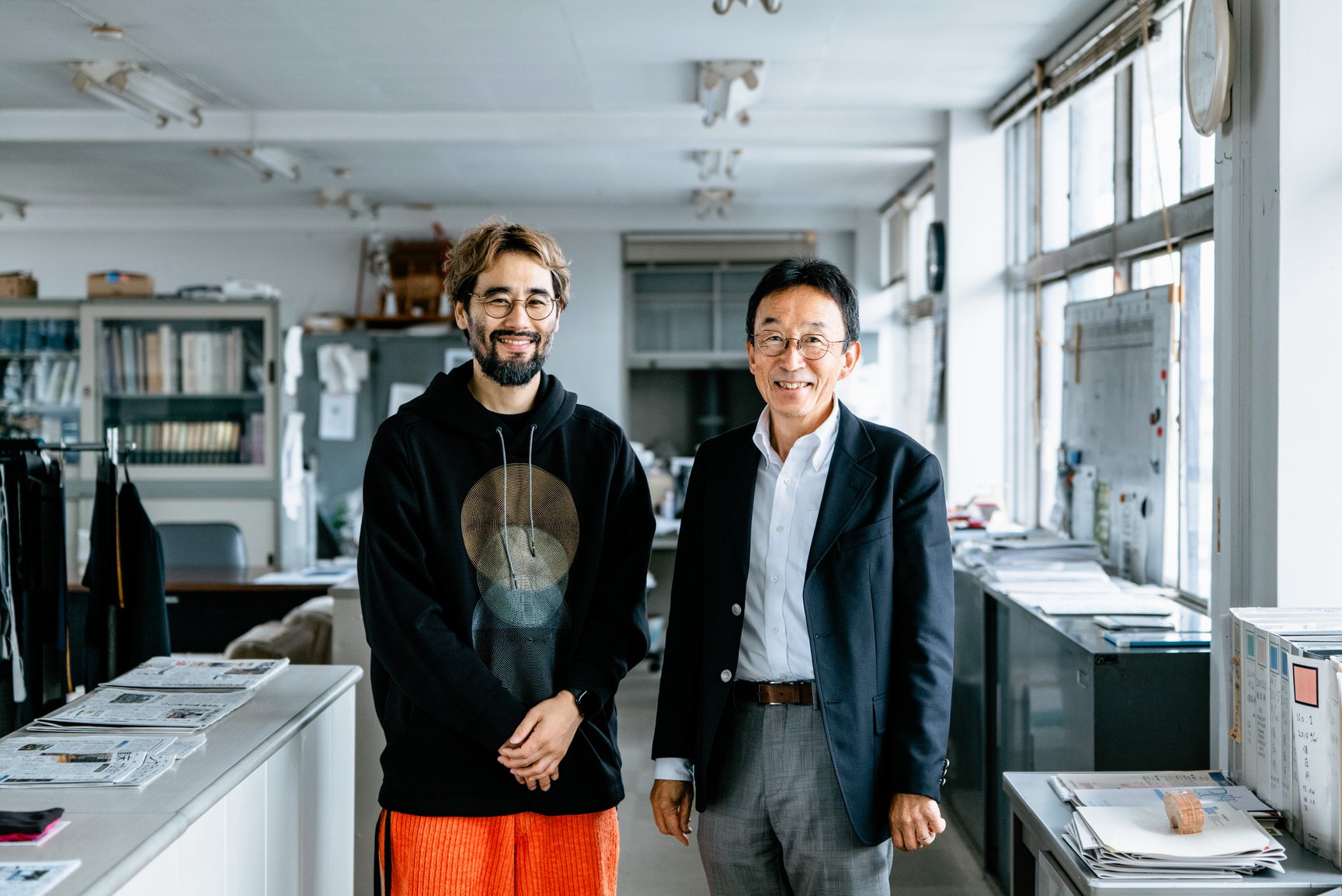 津島毛織左：宮浦晋哉　右：工業共同組合 事務次長 安達友彦