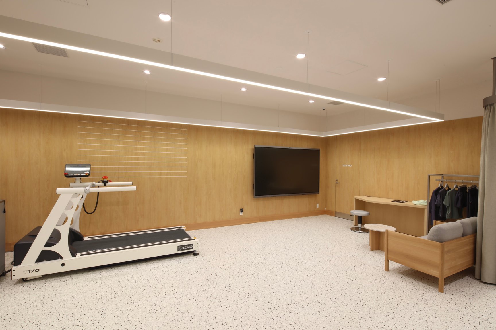 アシックス グランフロント大阪の店内