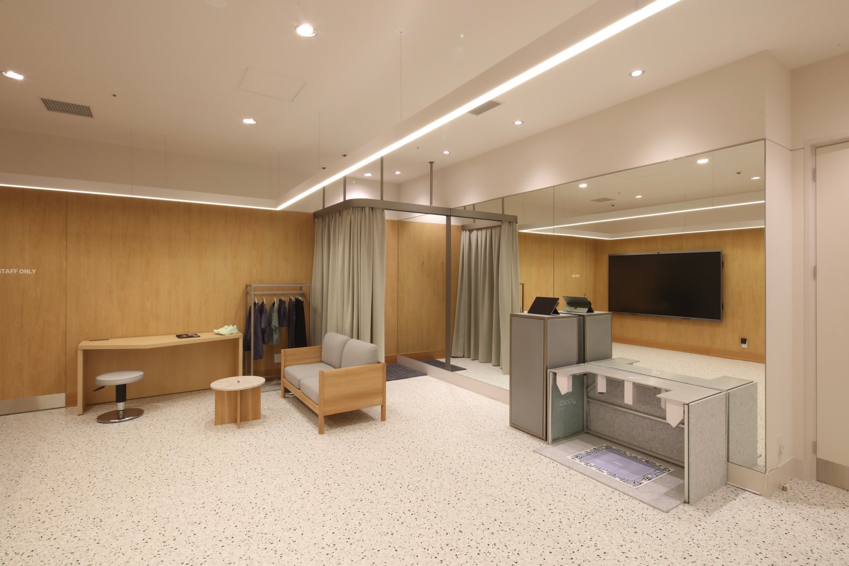 アシックス グランフロント大阪の店内