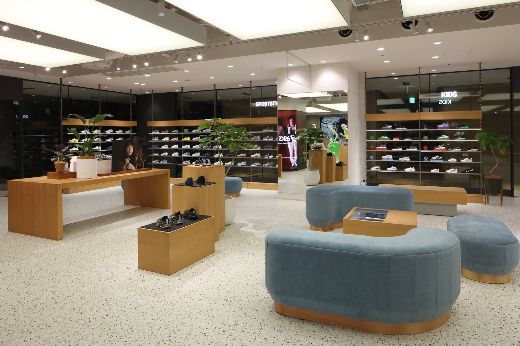 アシックス グランフロント大阪の店内