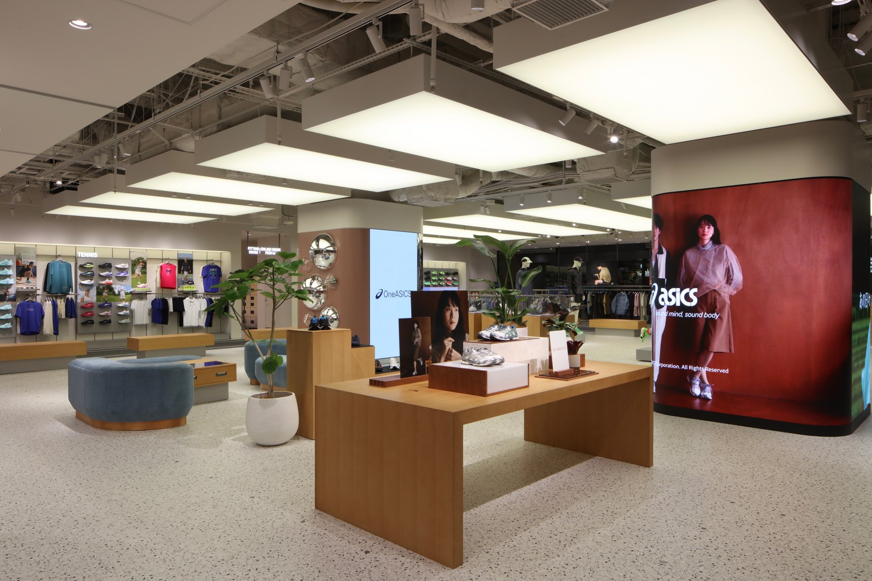 アシックス グランフロント大阪の店内