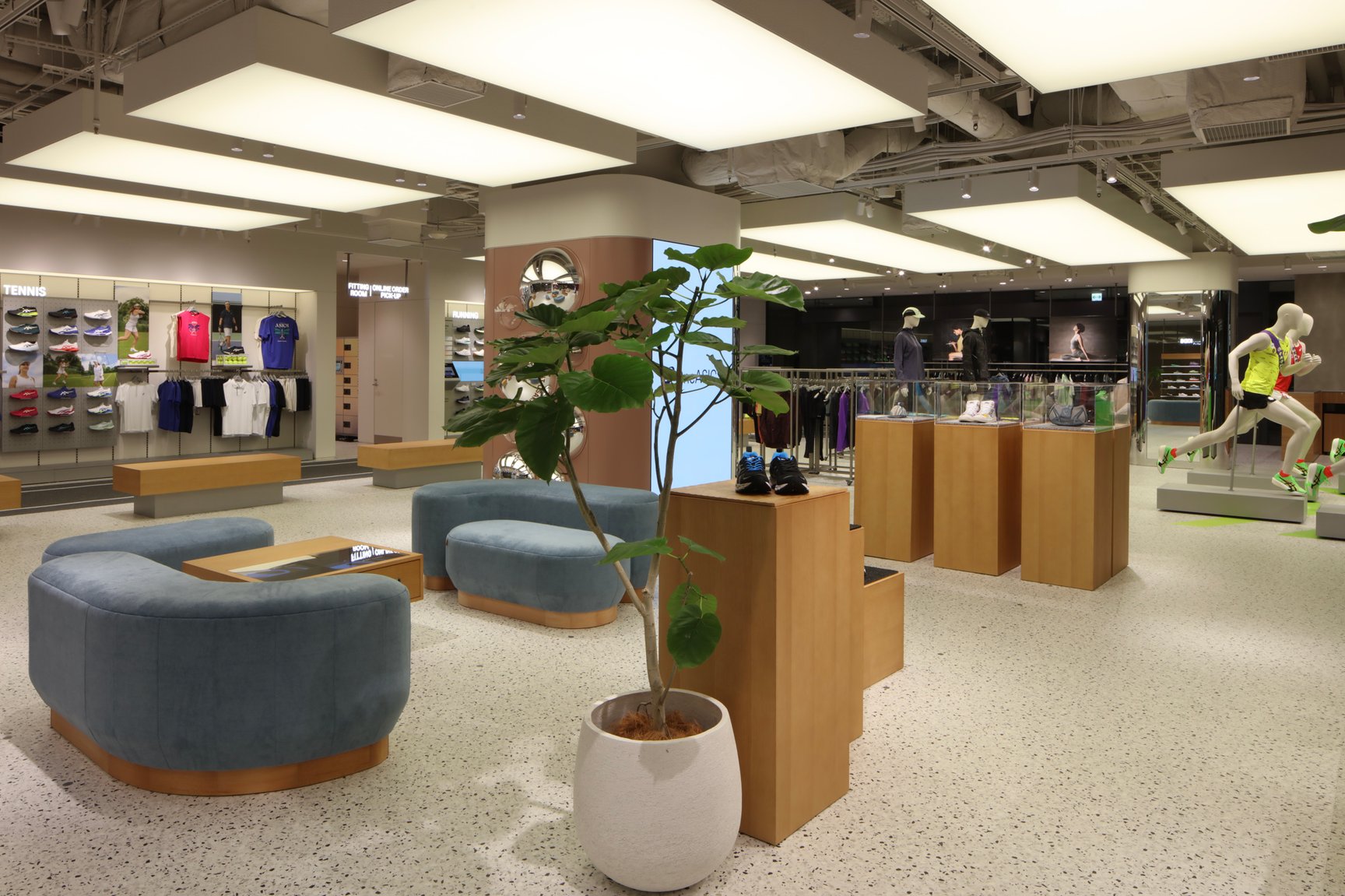 アシックス グランフロント大阪の店内