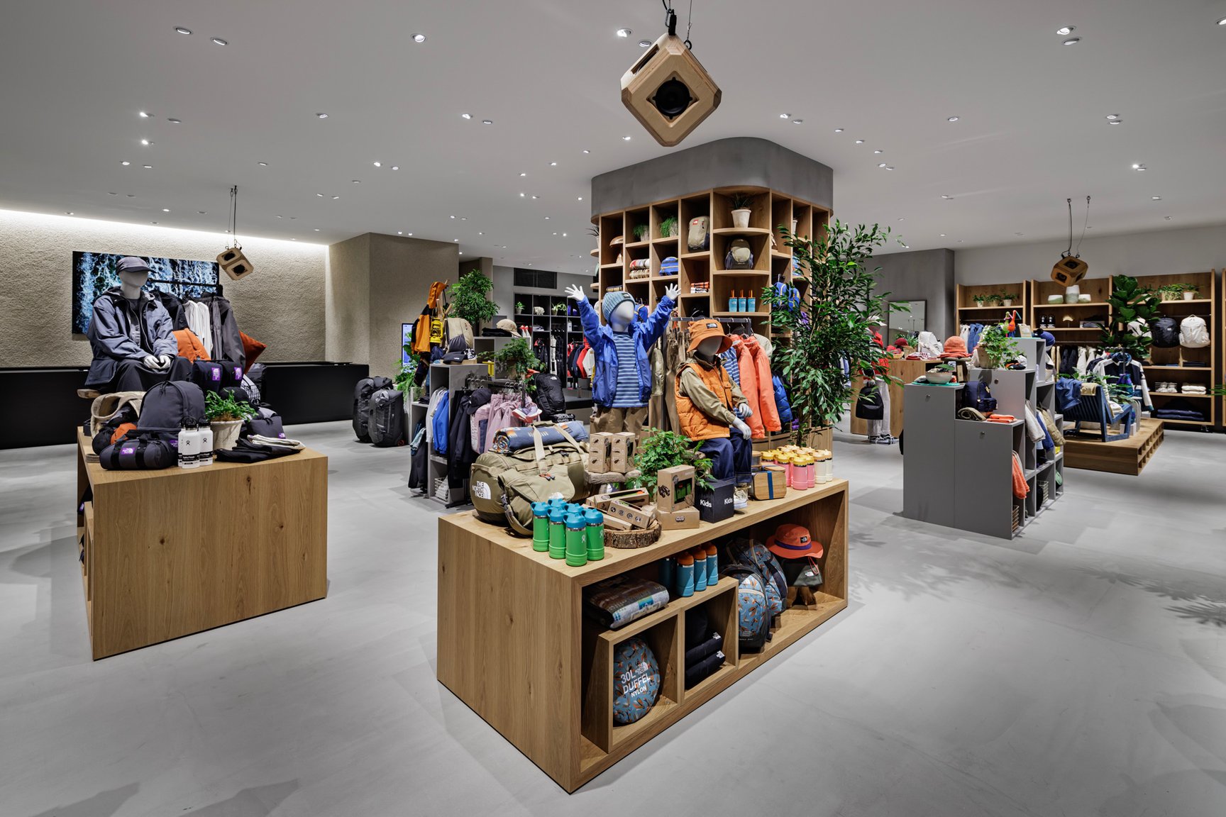 2025年9月に増床＆リニューアルオープンしたザ・ノース・フェイス／ヘリーハンセン ラゾーナ川崎店の内観