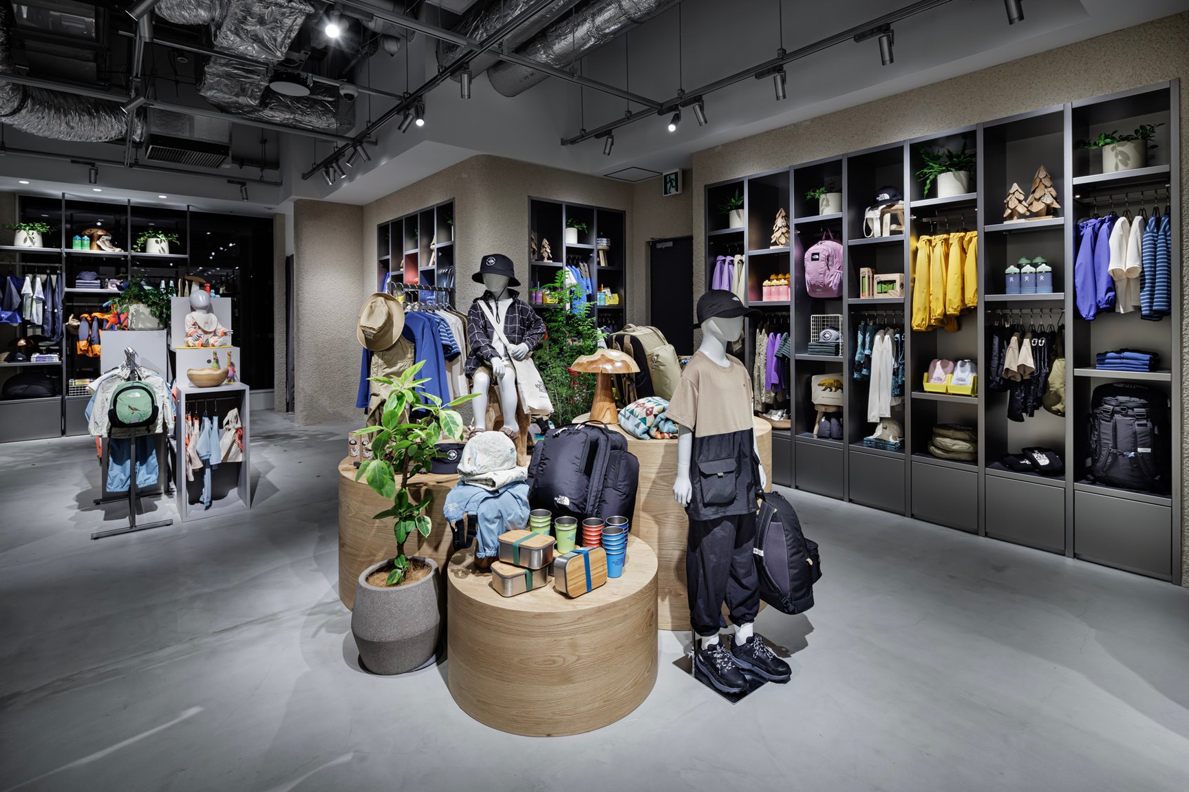 ザ・ノース・フェイス 丸の内店の内観