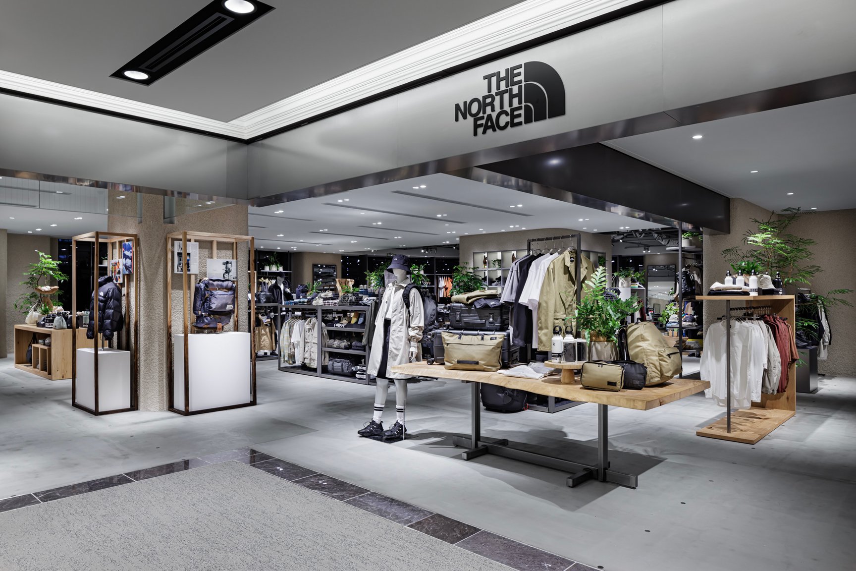 ザ・ノース・フェイス 丸の内店の内観