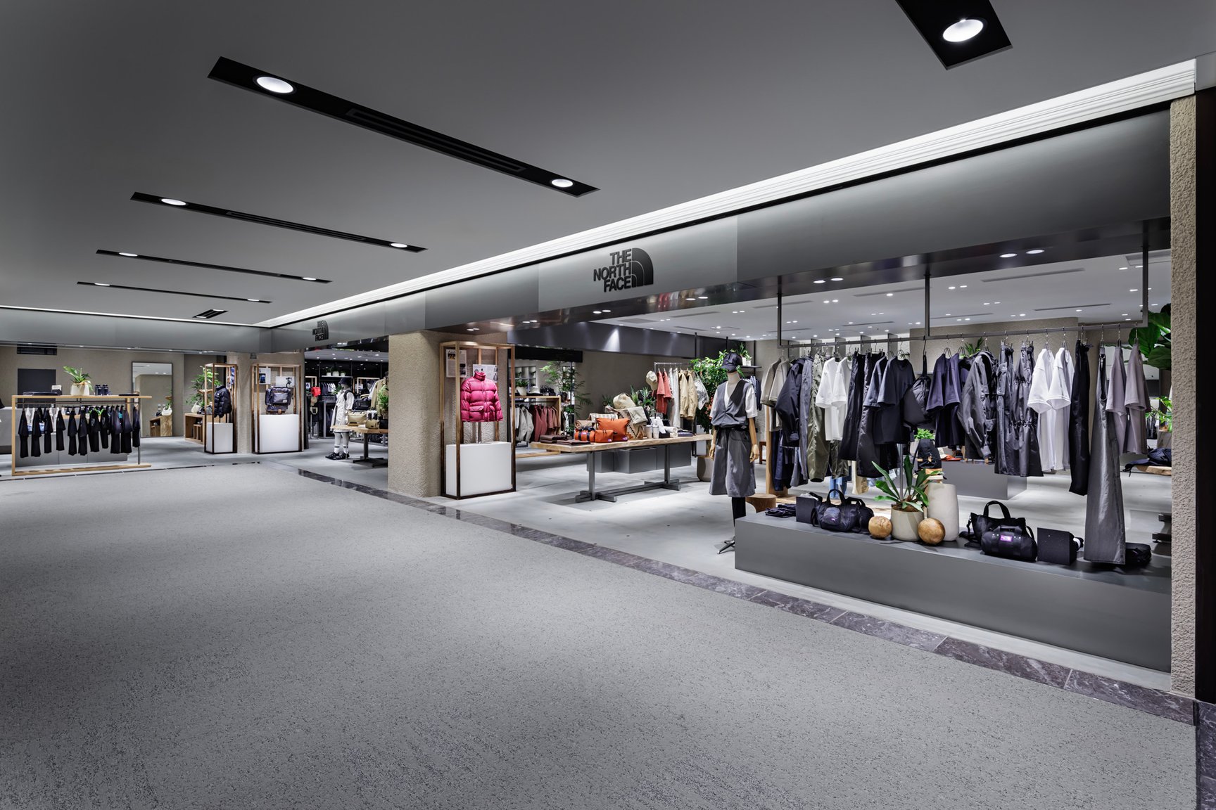 ザ・ノース・フェイス 丸の内店の内観