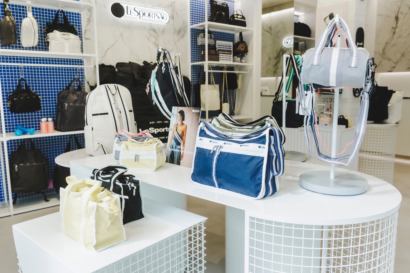 レスポートサック表参道店