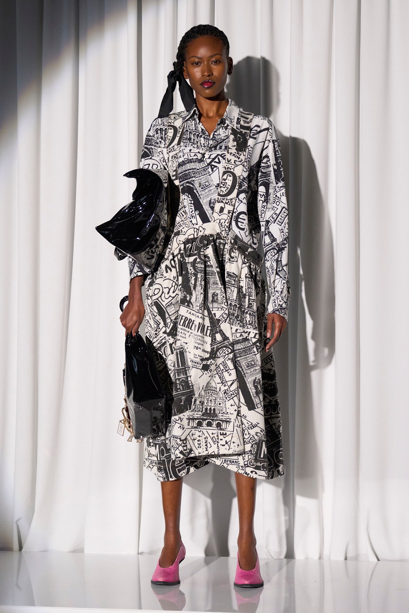 「ヴァケラ」2026年春夏コレクションに登場した「マウジー」とのコラボ商品画像