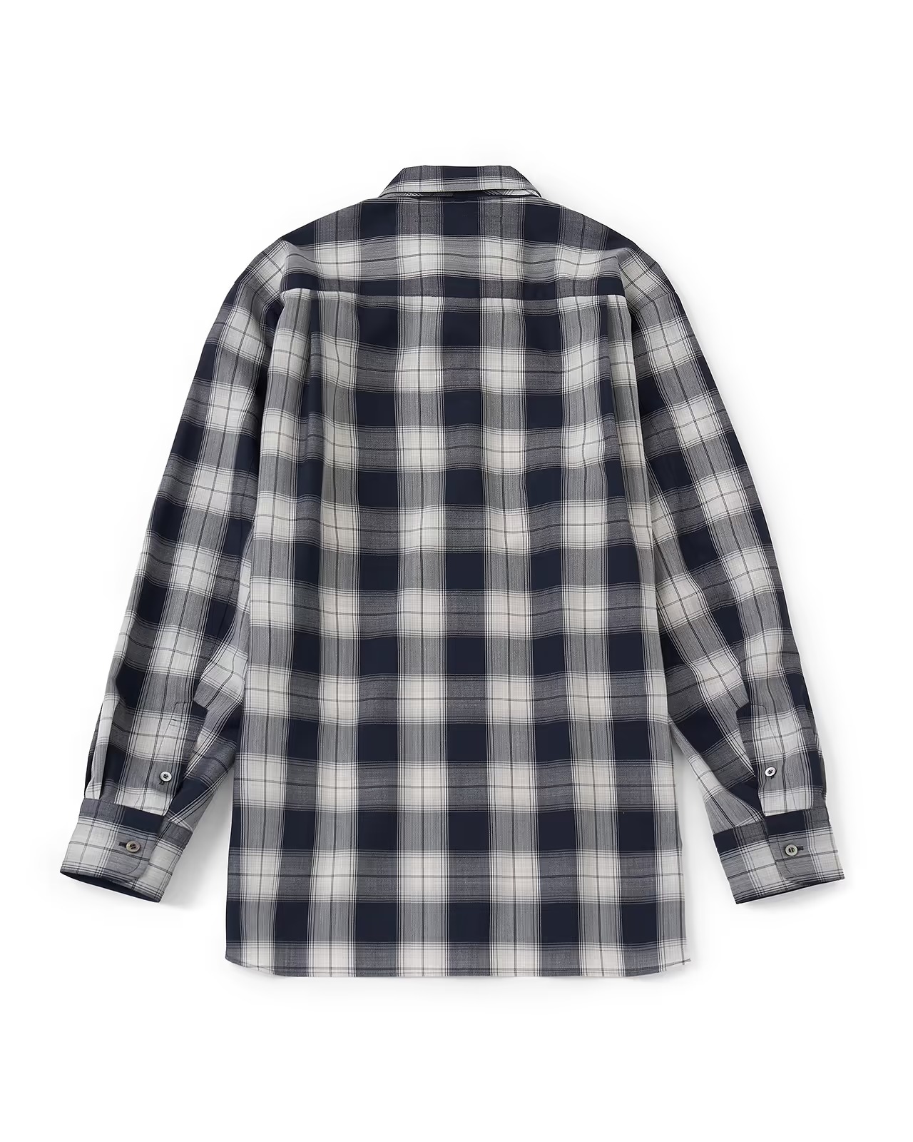 タムのシャツを着たモデル