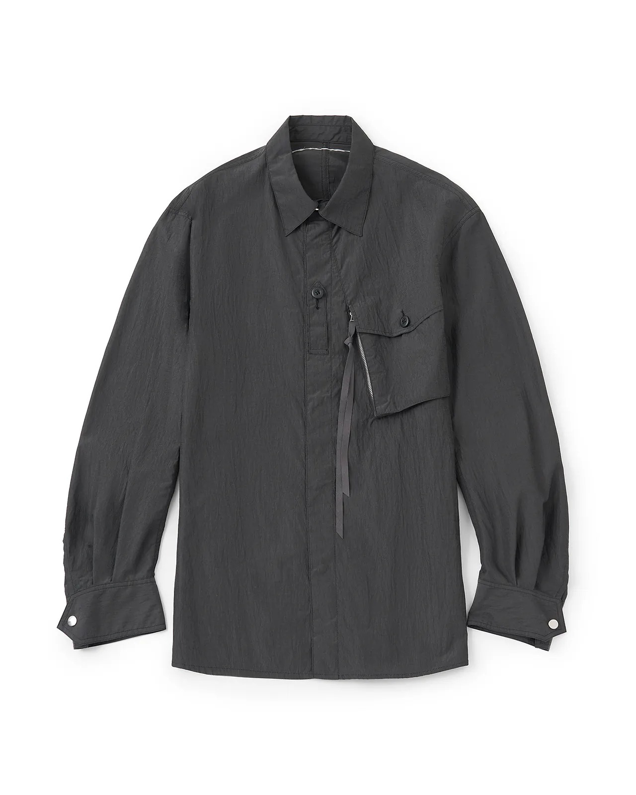 タムのシャツを着たモデル