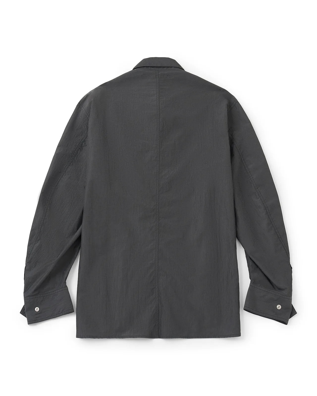 タムのシャツを着たモデル