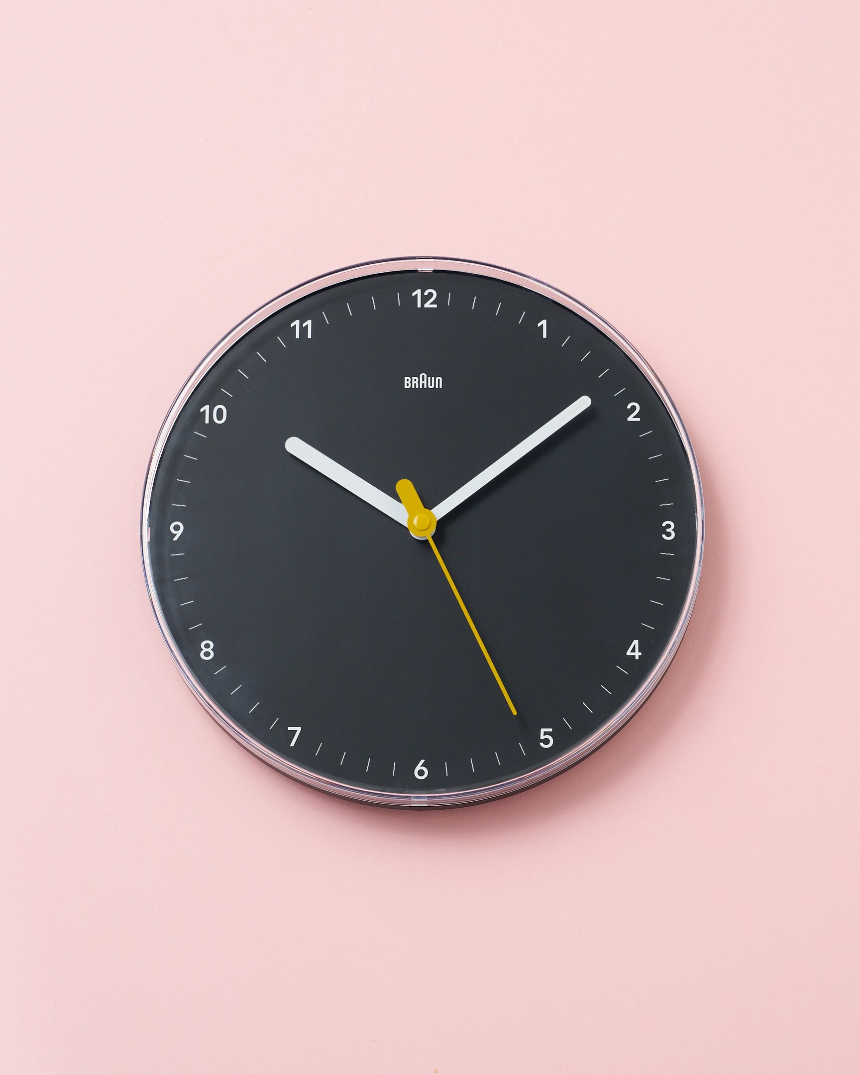 並べられた時計とサンダル