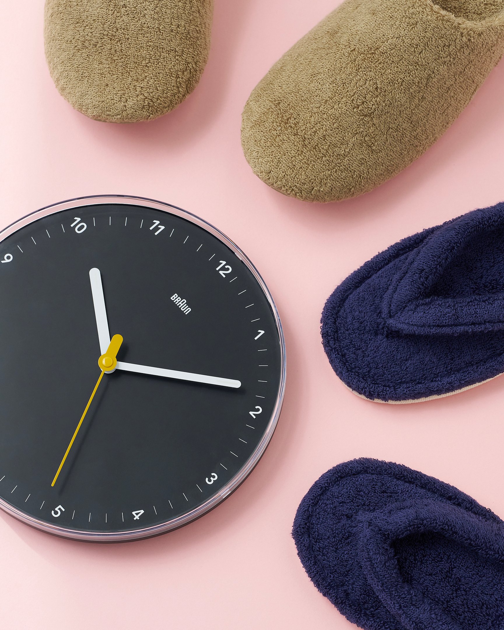 並べられた時計とサンダル