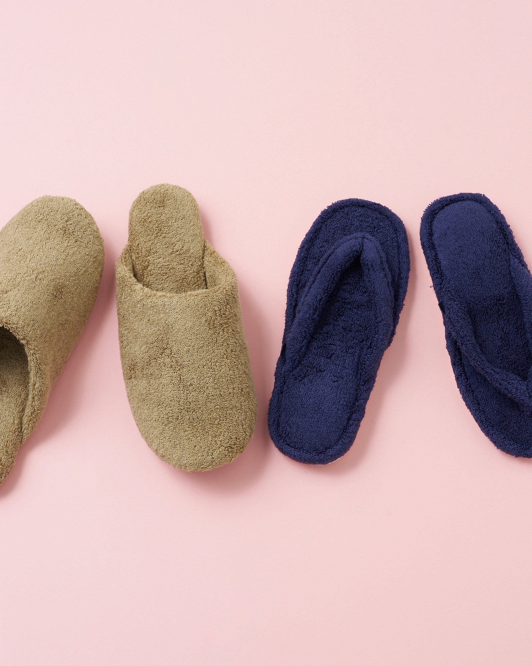 並べられた時計とサンダル