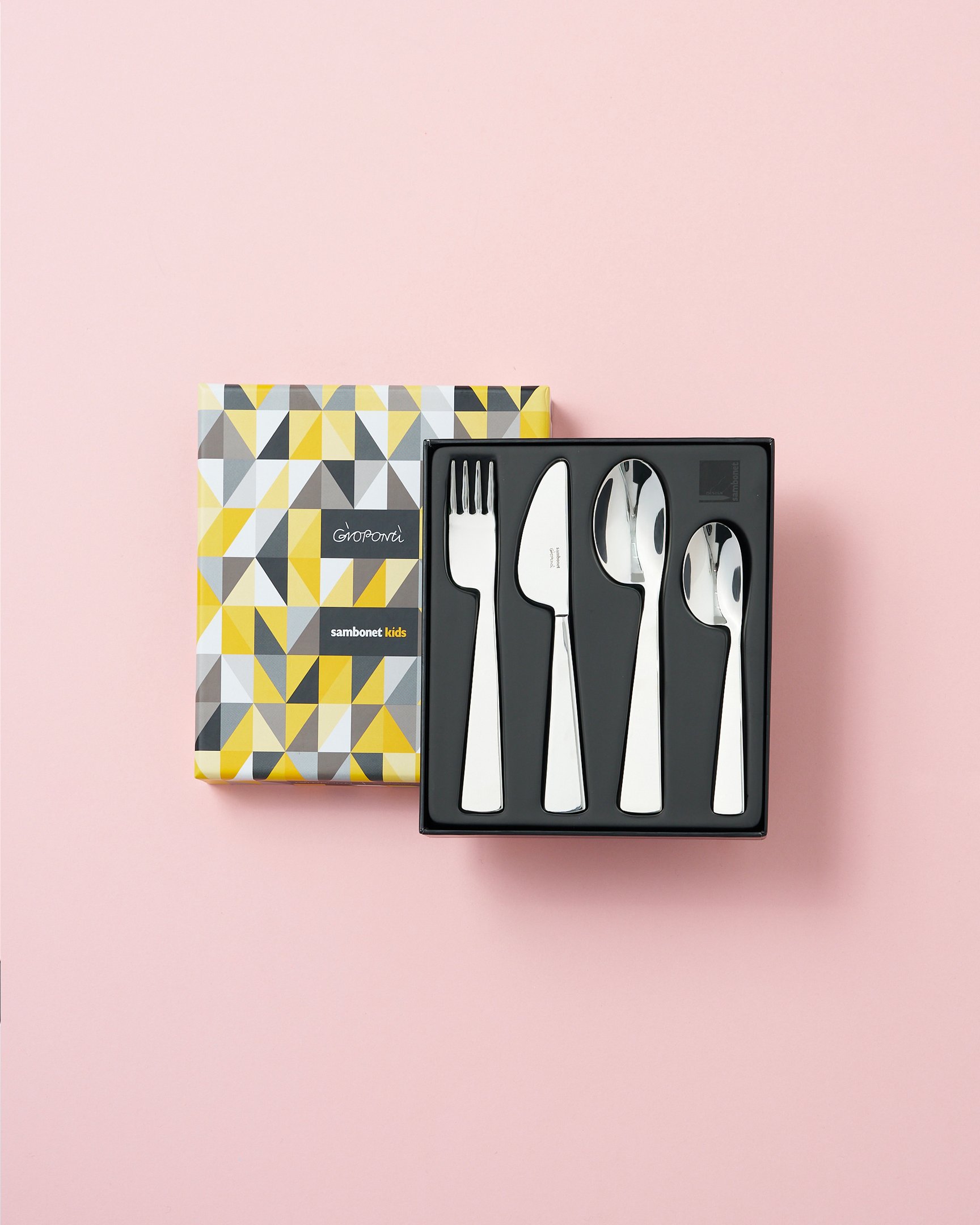 並べられた時計とカトラリー