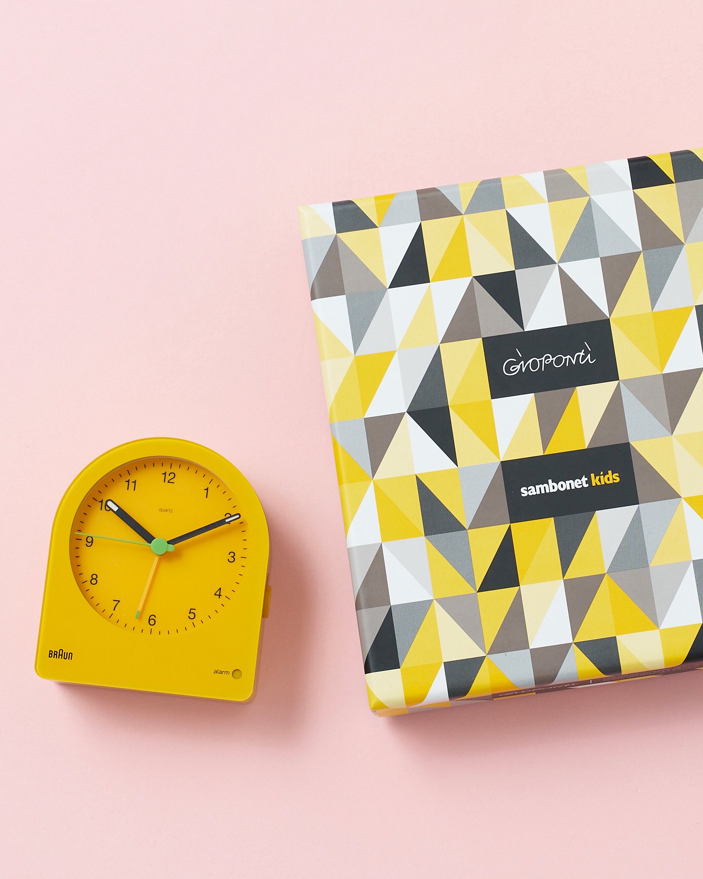 並べられた時計とカトラリー