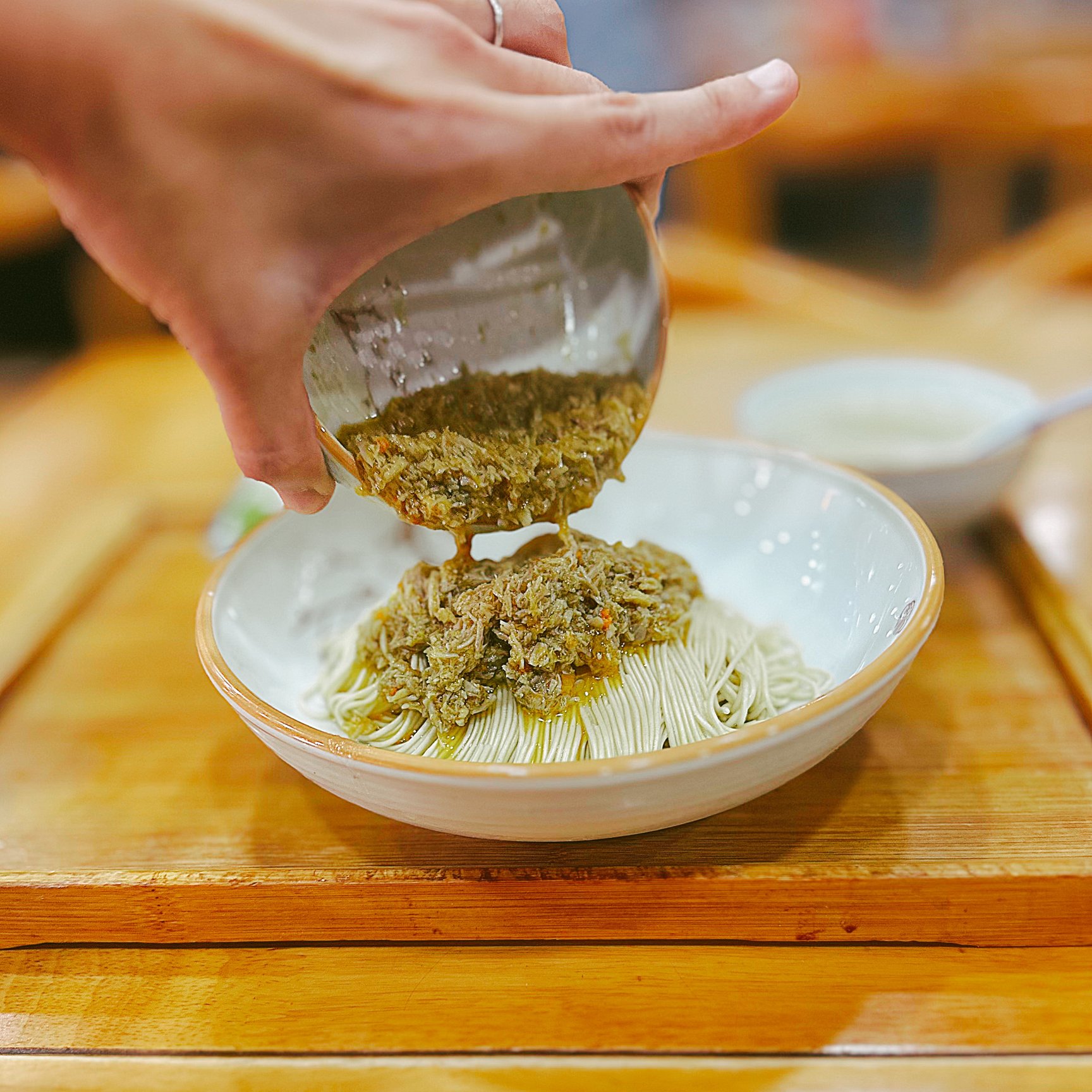 麺にソースをかける