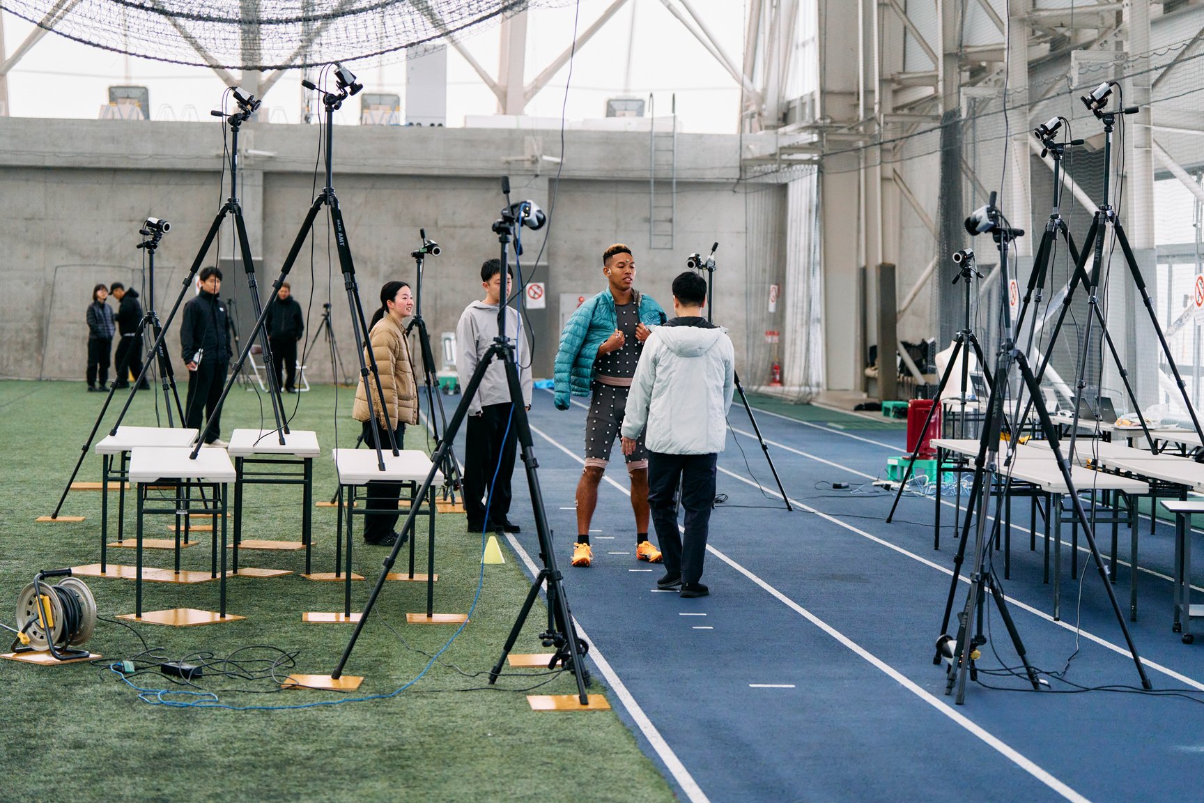 「ゴールドウイン テック・ラボ」でさまざまなデータを計測中のサニブラウン選手の画像